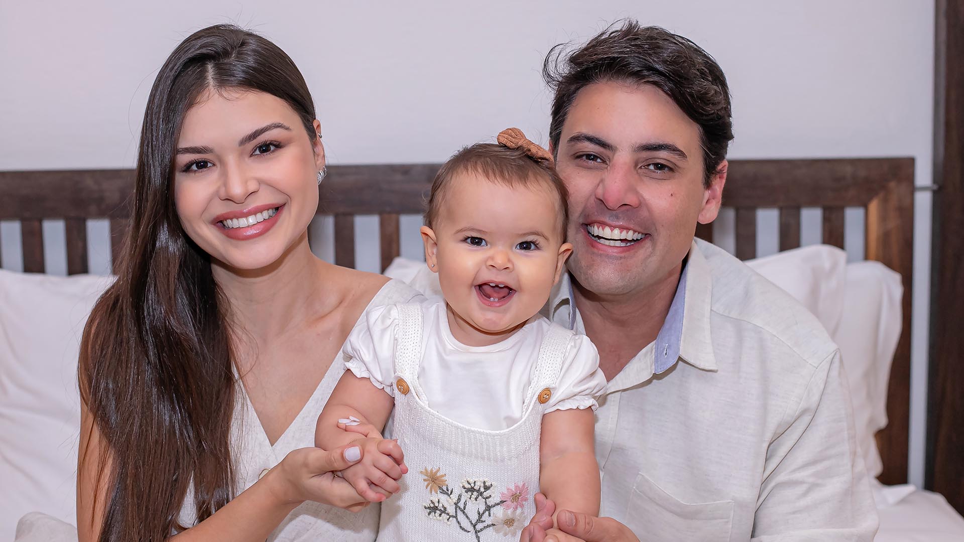 Bruno De Luca e a esposa, Sthéfany, apresentam a filha, Aurora