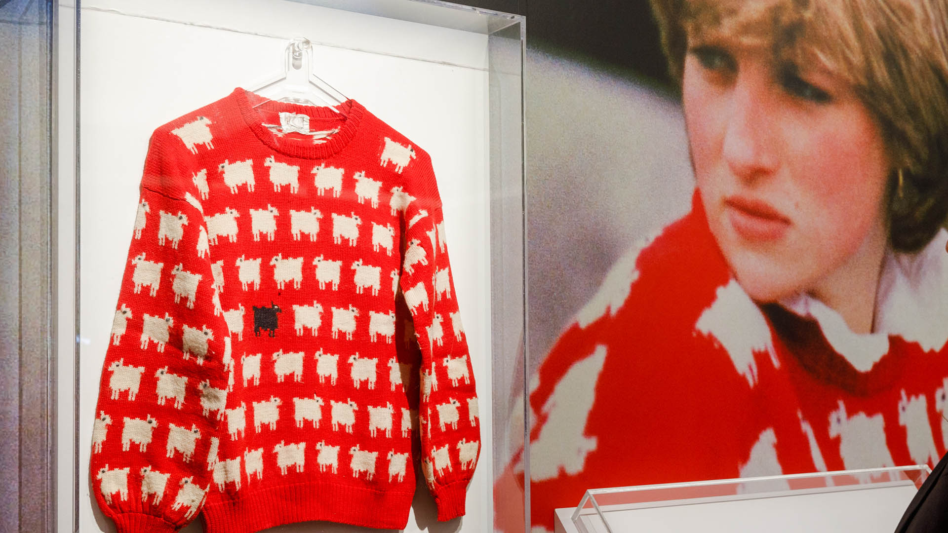 Roupa icônica da princesa Diana é vendida por valor inacreditável. Saiba quanto!