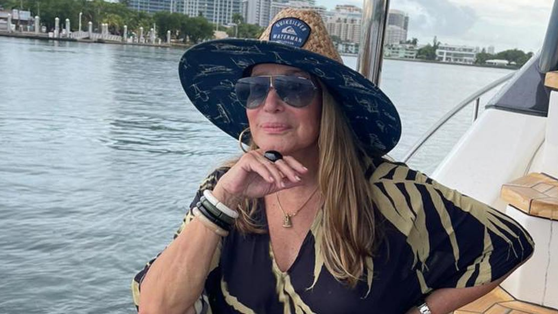 Susana Vieira esbanja beleza durante passeio de iate: “Maravilhosa”