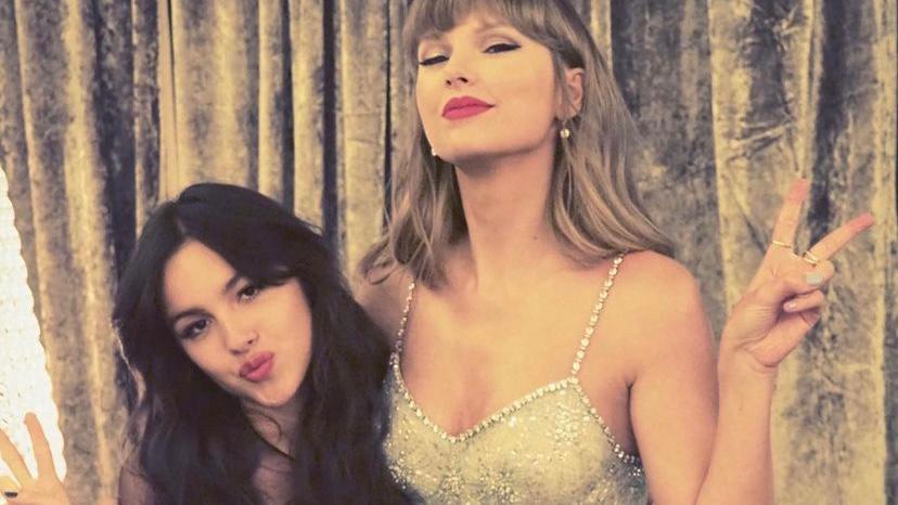 Olivia Rodrigo fala sobre rumores de rivalidade com Taylor Swift: ‘Conspiração’