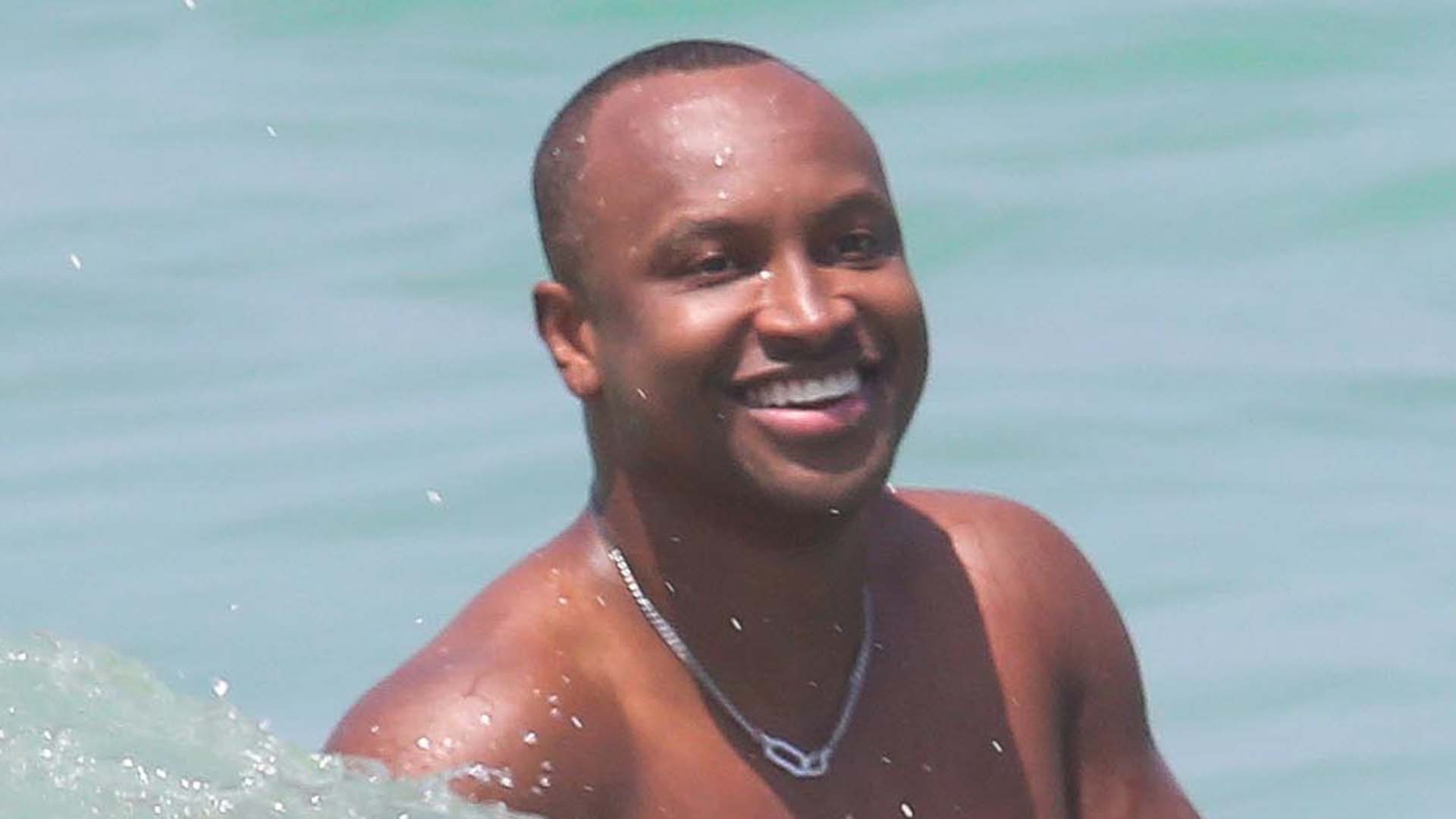 Thiaguinho faz rara aparição sem camisa em dia na praia