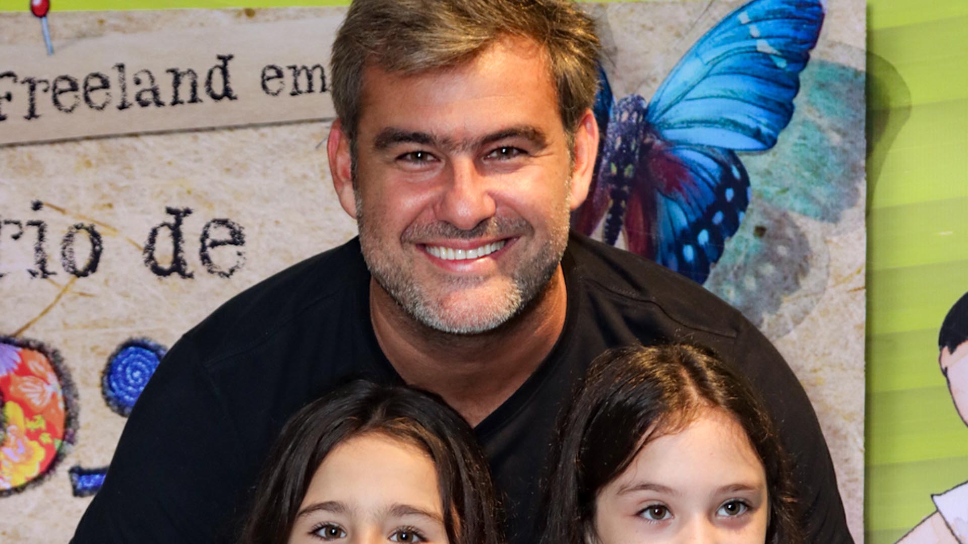 Elas cresceram! Filhas gêmeas de Thierry Figueira fazem rara aparição com o pai