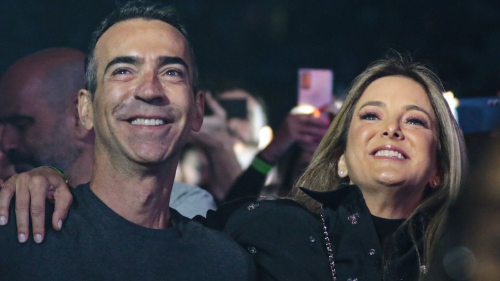 Casalzão! Cesar Tralli e Ticiane Pinheiro curtem show em clima apaixonado