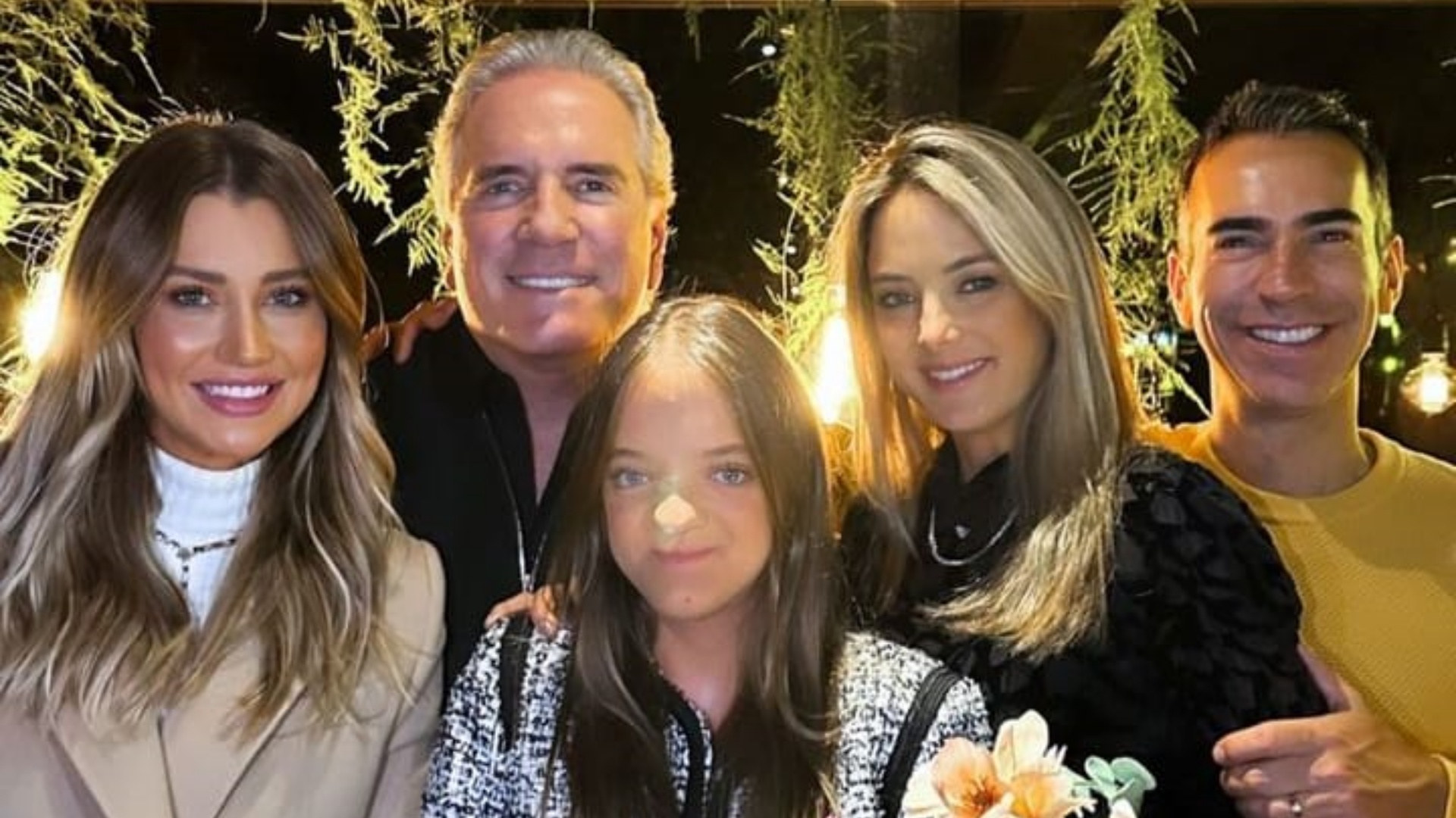 Ticiane Pinheiro posa com Tralli, Justus e Ana Paula ao comemorar aniversário de Rafaella