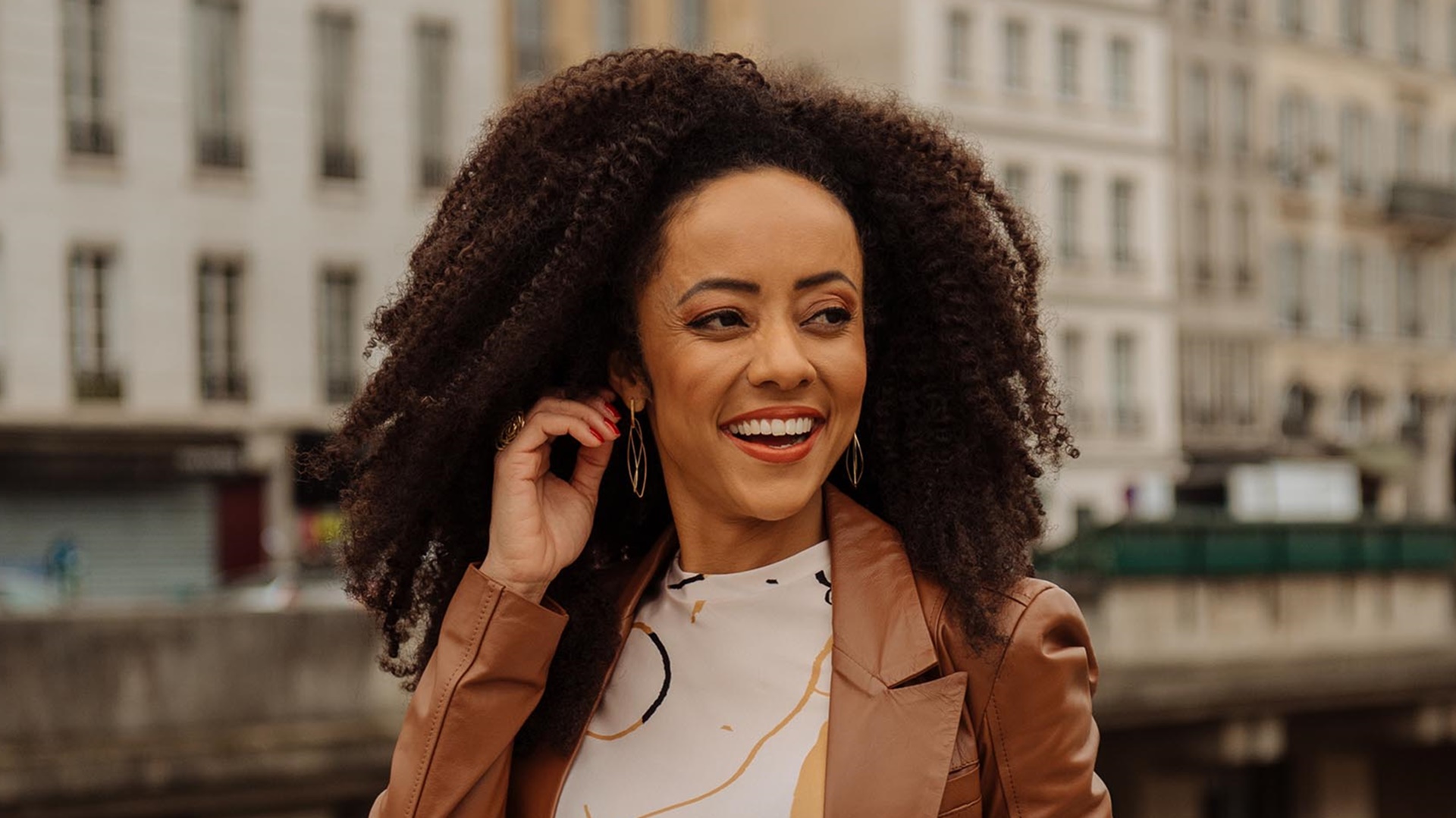 Valéria Almeida, do Encontro, viveu perrengue chique em Paris: “Foi impagável”