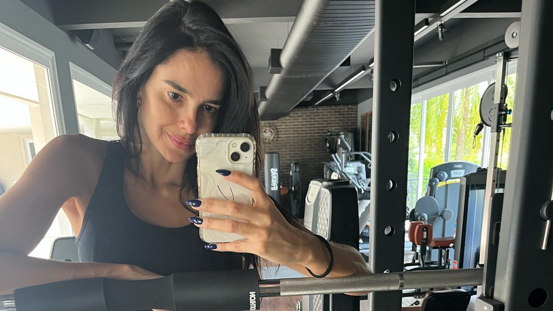 Vera Viel choca ao exibir cintura fininha durante treino na academia