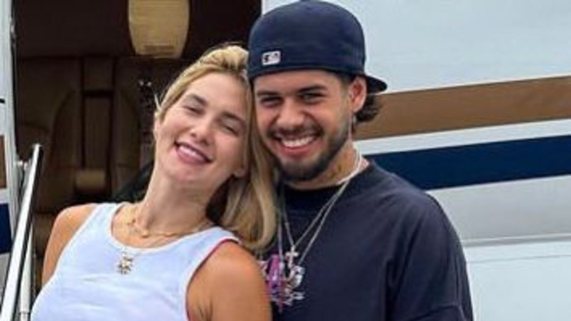 Virginia Fonseca e Zé Felipe surgem apaixonados em frente a jatinho particular