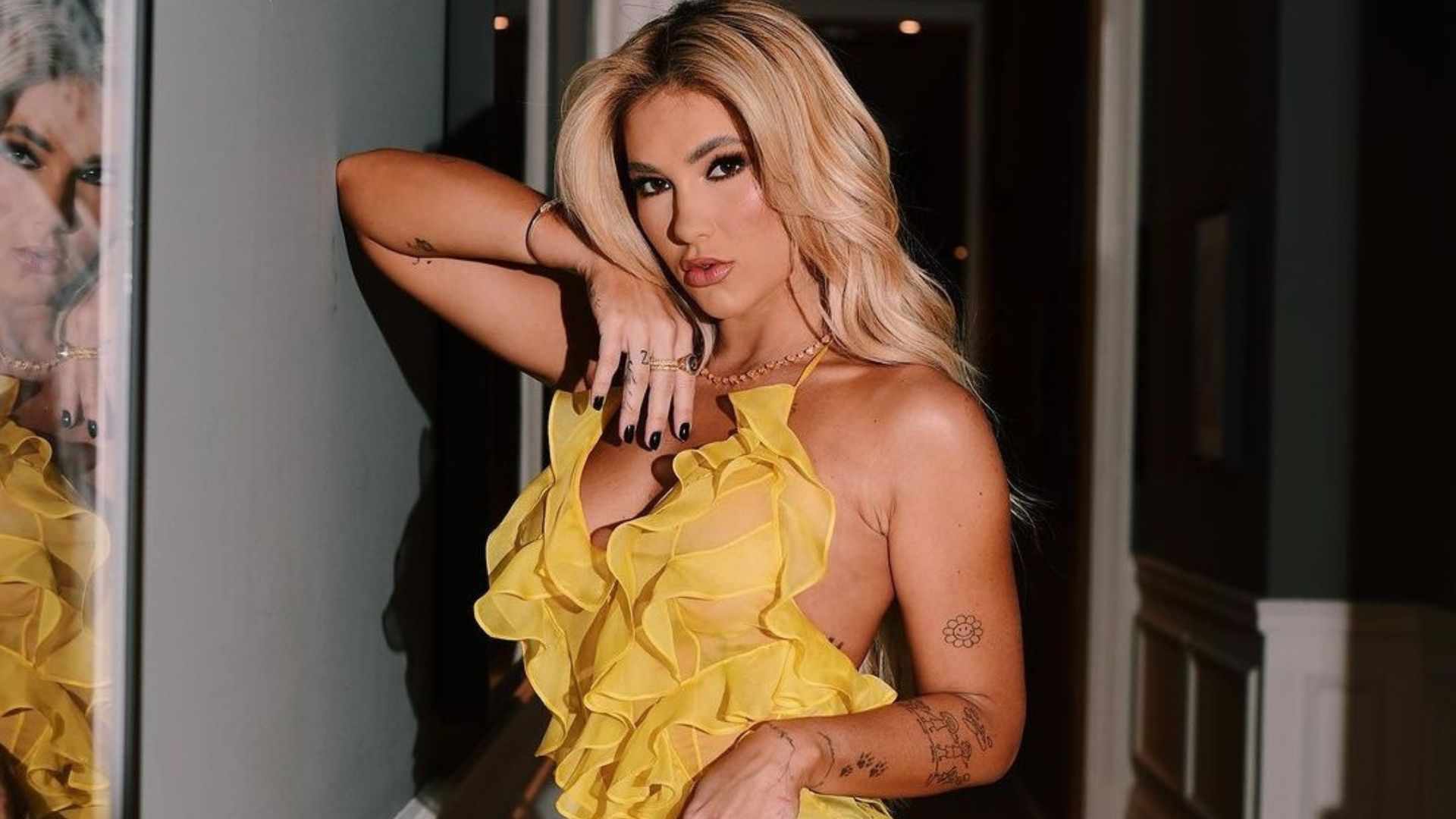 Acertou? Virginia Fonseca aposta em vestido amarelo transparente em festa rosa