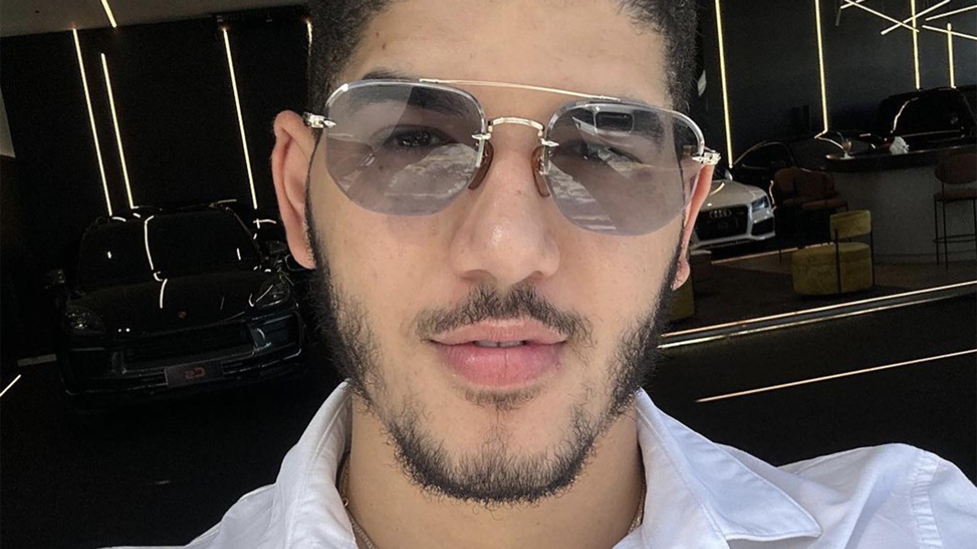 Zé Vaqueiro mostra foto segurando a mão do filho recém-nascido