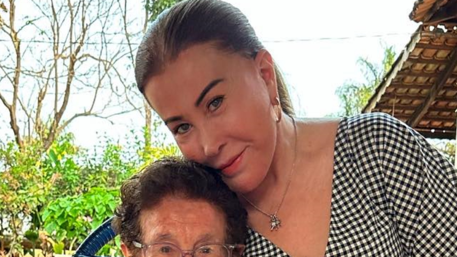 No Brasil, Zilu Camargo encanta ao surgir ao lado da mãe: “Minha rainha”