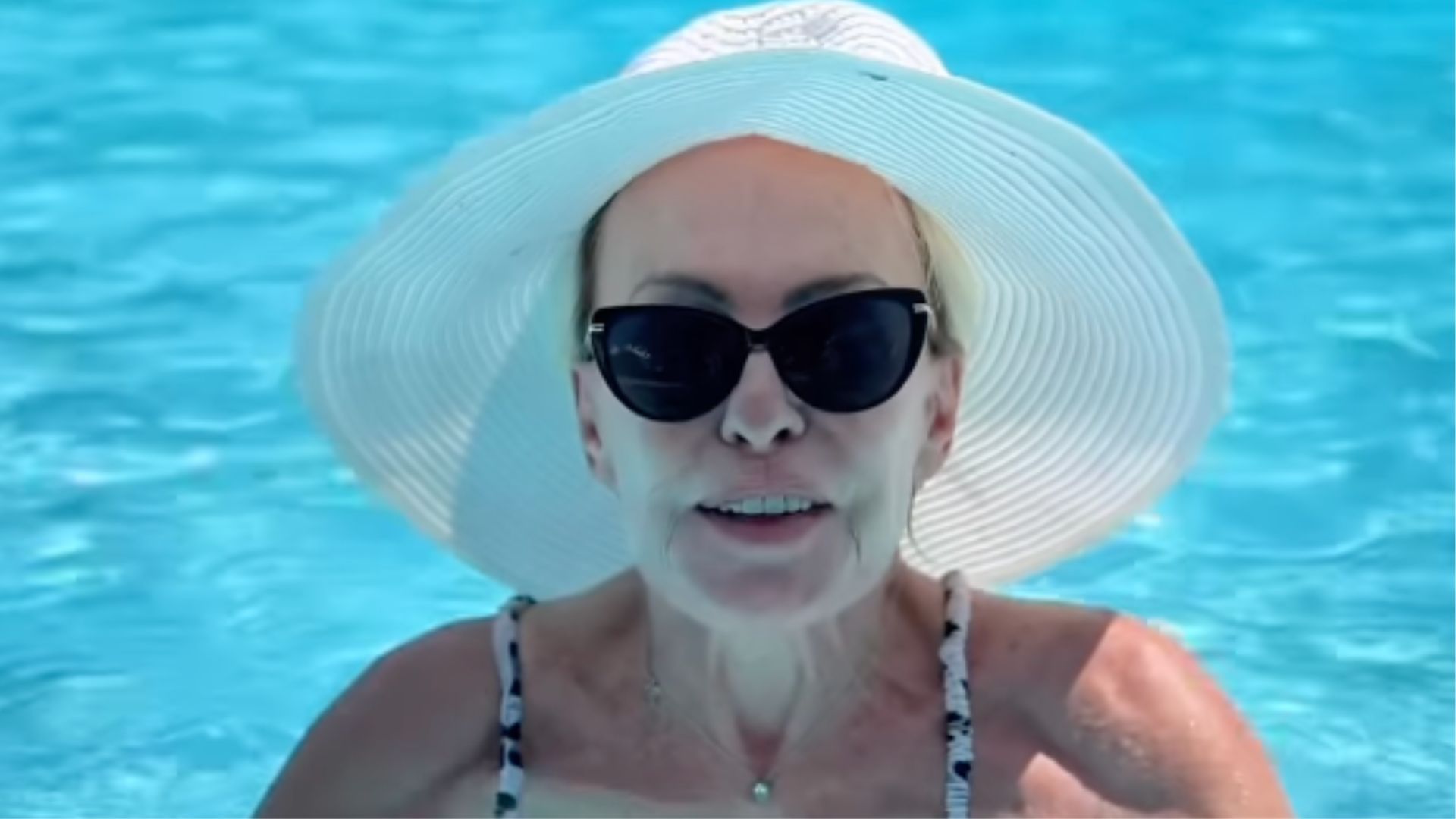 Poderosa! Ana Maria Braga exibe boa forma surpreendente em vídeo de biquíni