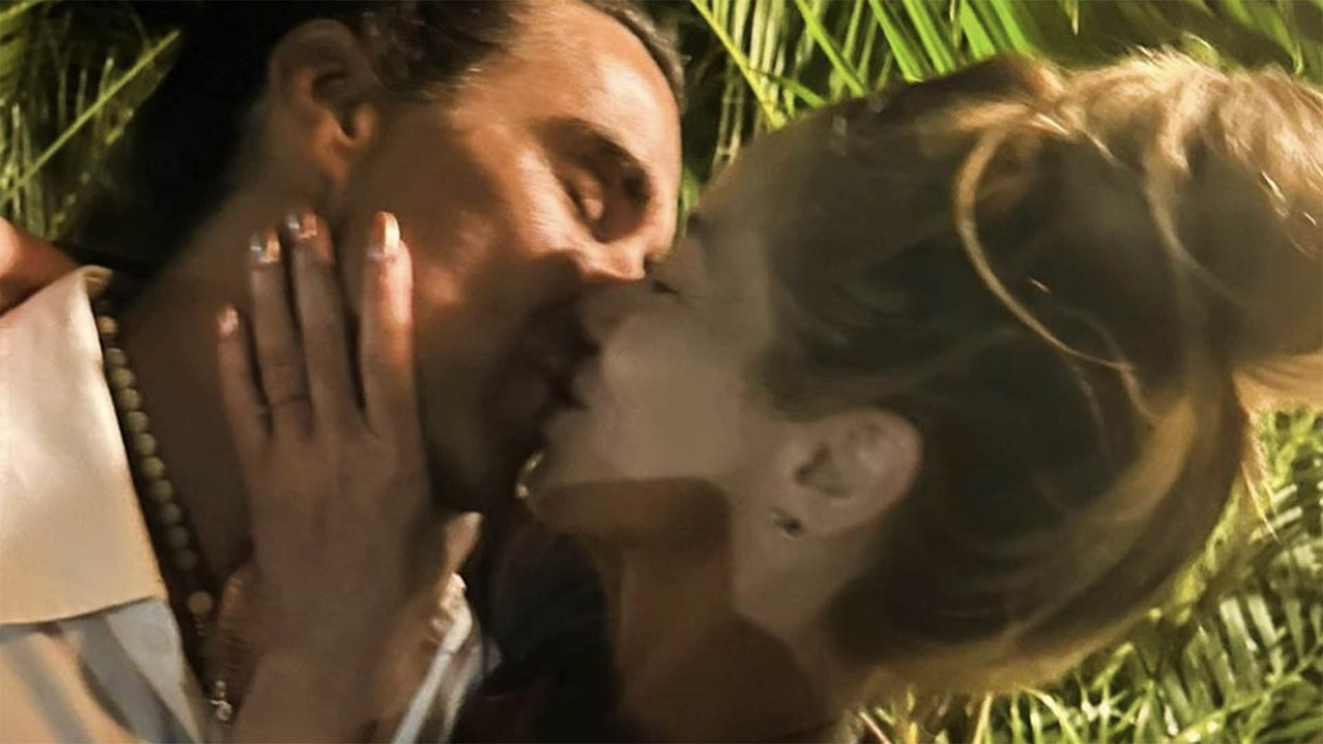 Danielle Winits exibe fotos aos beijos com André Gonçalves