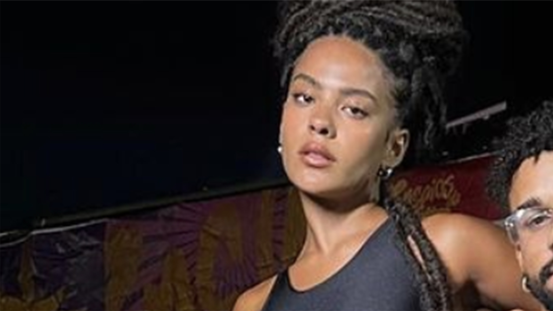 Bella Campos é vista em clima de romance com ator da Globo