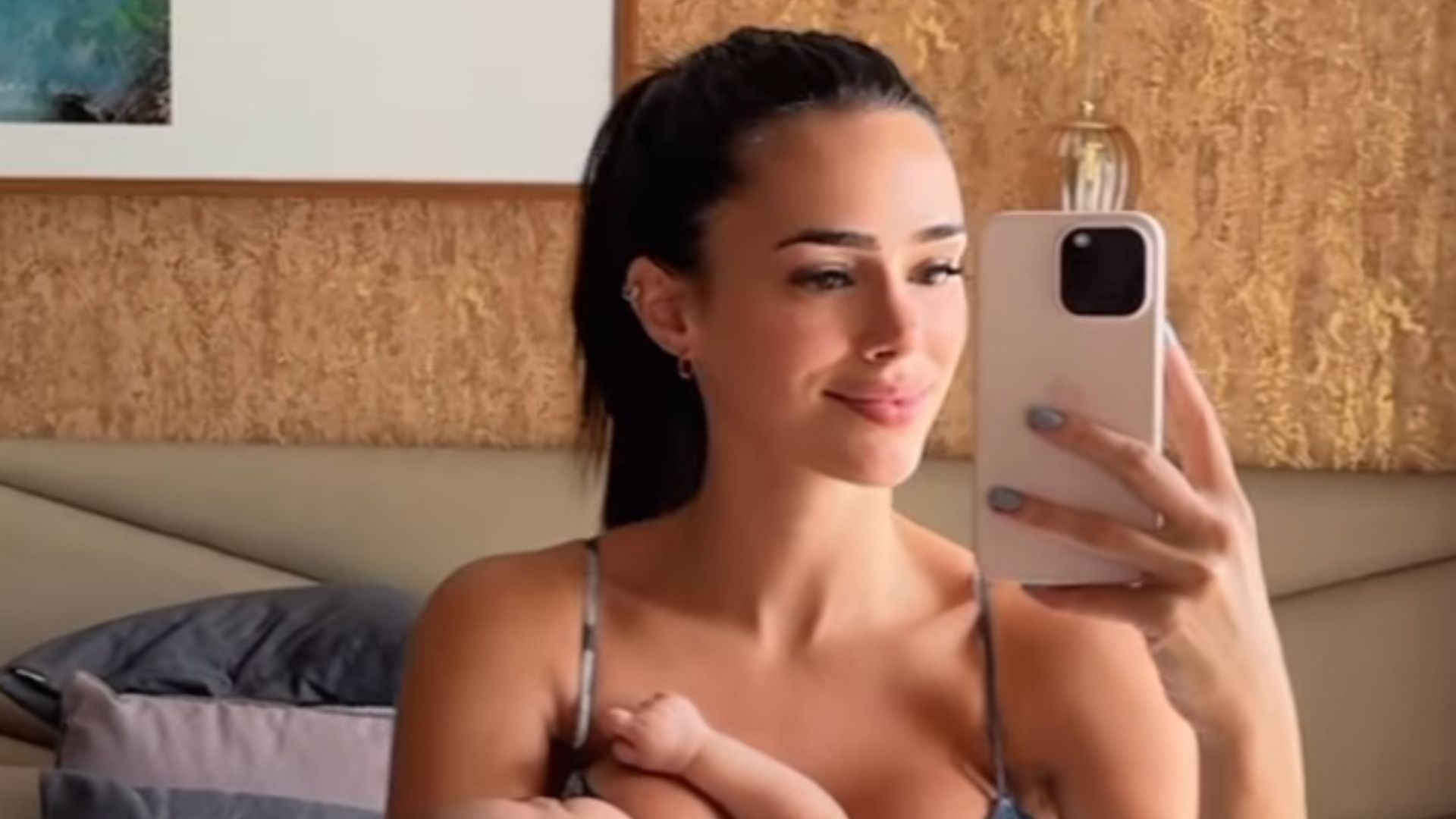 Tranquilidade: após turbulência, Bruna Biancardi surge com Mavie nos braços