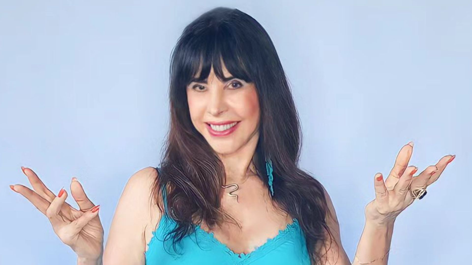 Sem previsão de alta, Claudia Alencar cuida da aparência no hospital