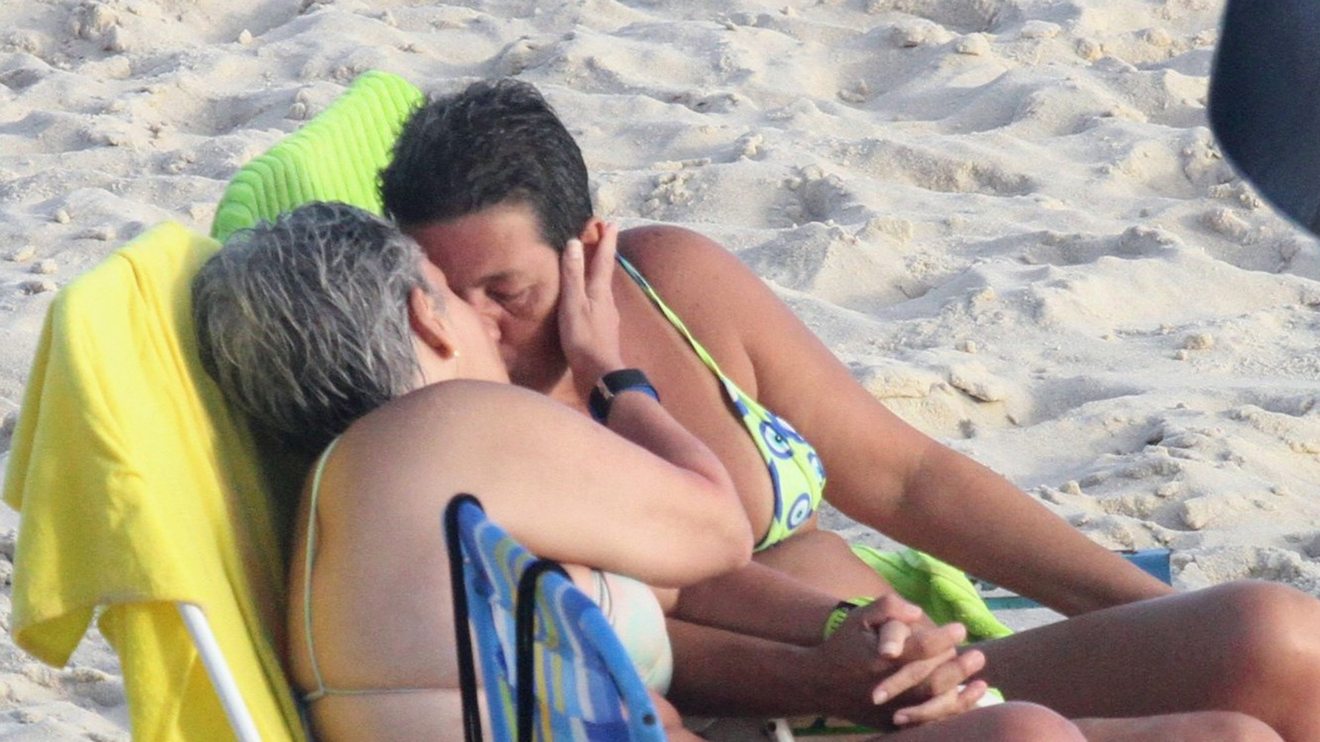 Claudia Rodrigues faz rara aparição em público ao curtir praia com a namorada