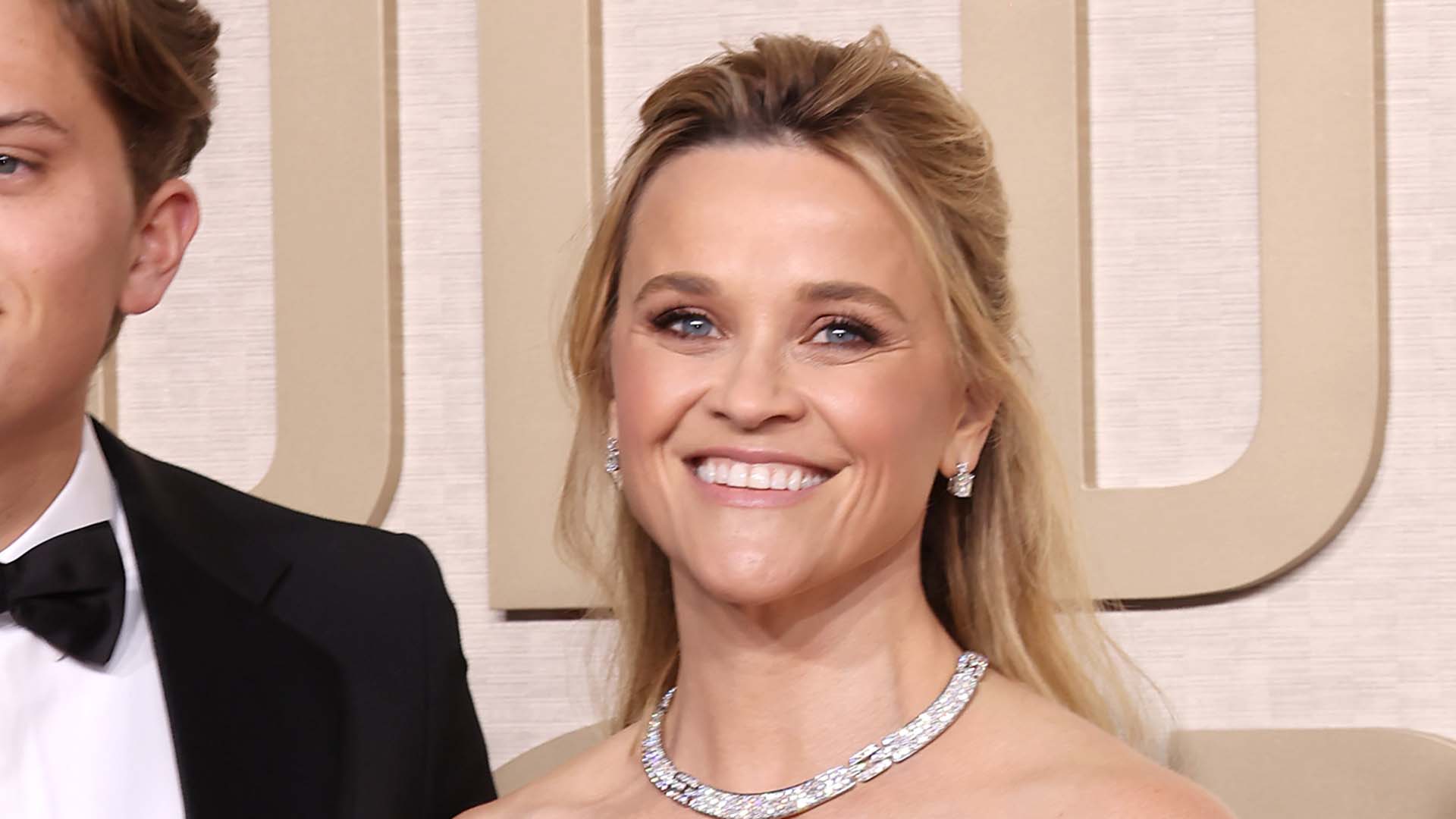 É a cara da mãe! Filho de Reese Whiterspoon rouba a cena no tapete vermelho