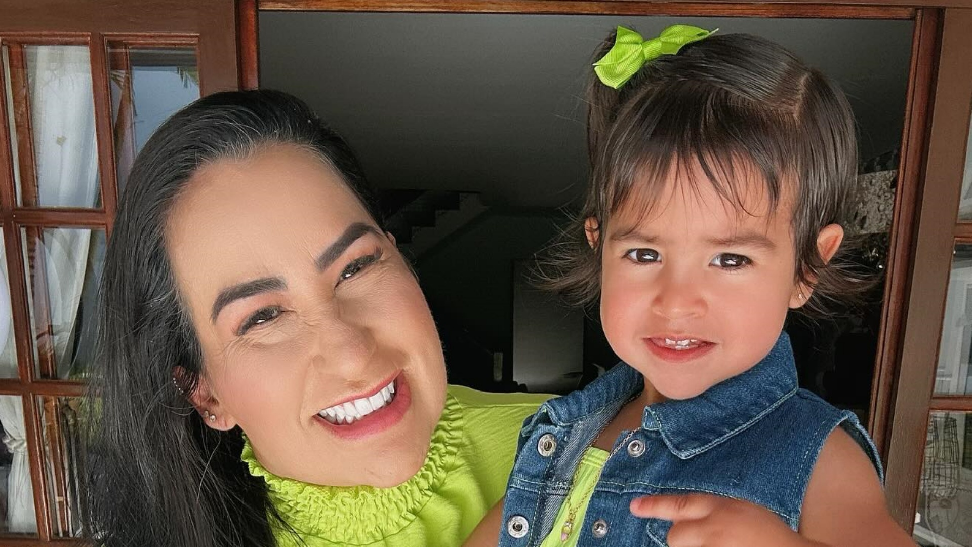 Fabiola Gadelha ganha elogios ao combinar look com a filha: “Lindas”