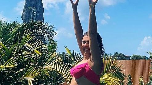 Em Fernando de Noronha, Fernanda Paes Leme exibe barriga de grávida