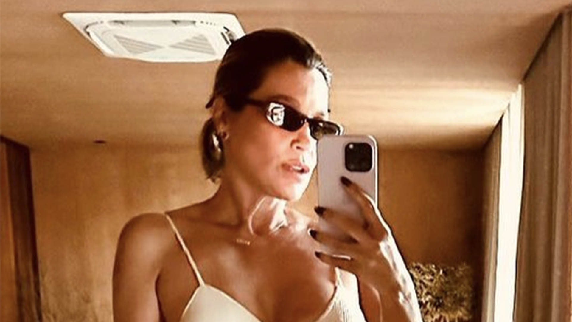 Flávia Alessandra esconde só o essencial em look cavadíssimo