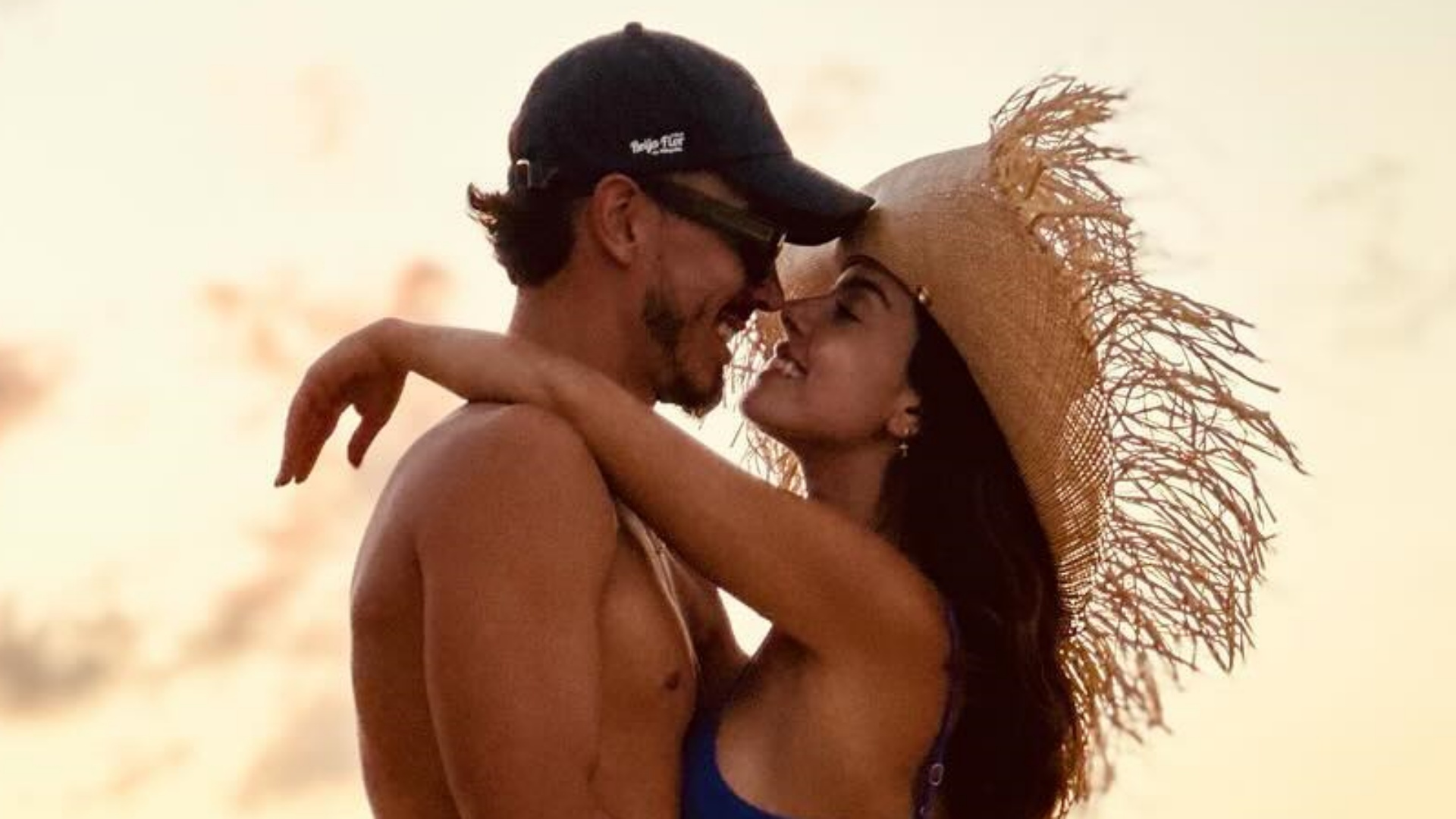 Giovanna Lancellotti surge em clima de romance com o namorado: “No nosso lugar”