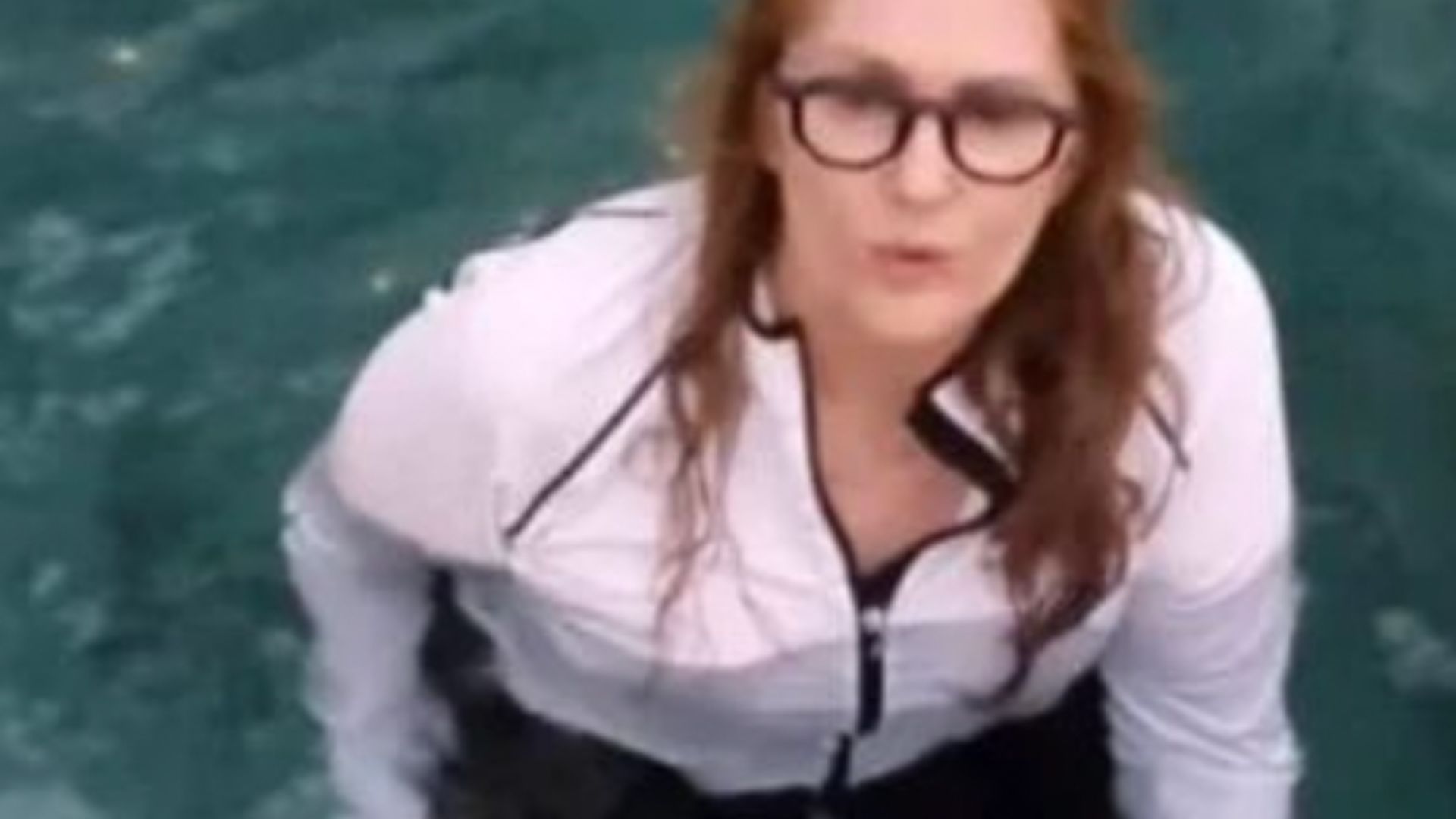 De folga, Ilze Scamparini surge em clique inusitado dentro de piscina