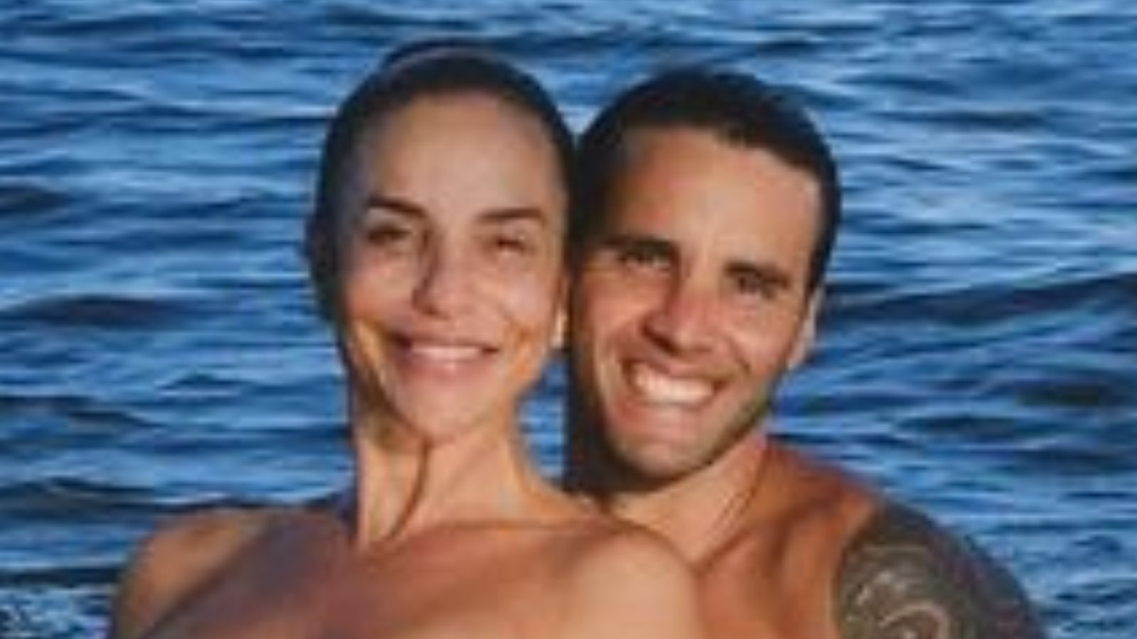 Ivete Sangalo e Daniel Cady exibem momento romântico em banho de mar