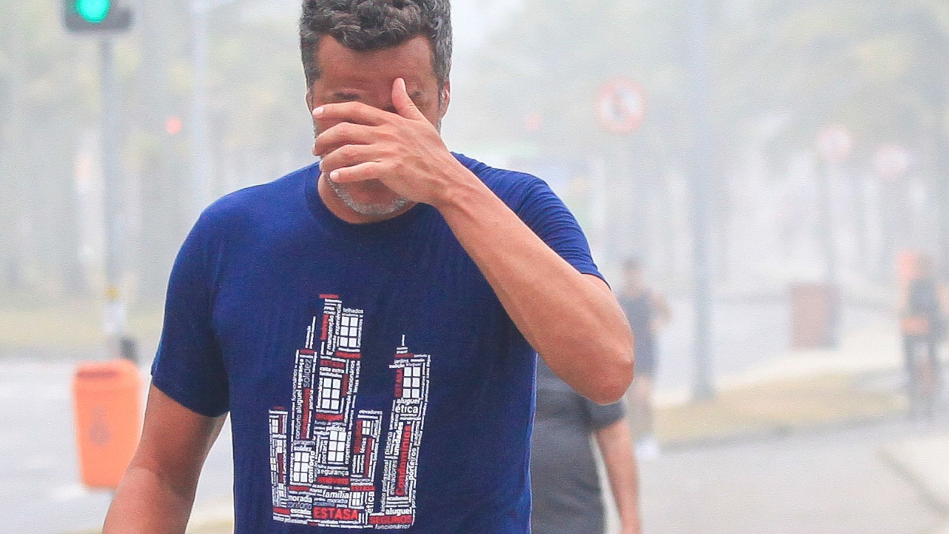 Júlio César se incomoda e cobre o rosto em primeiro flagra após a separação