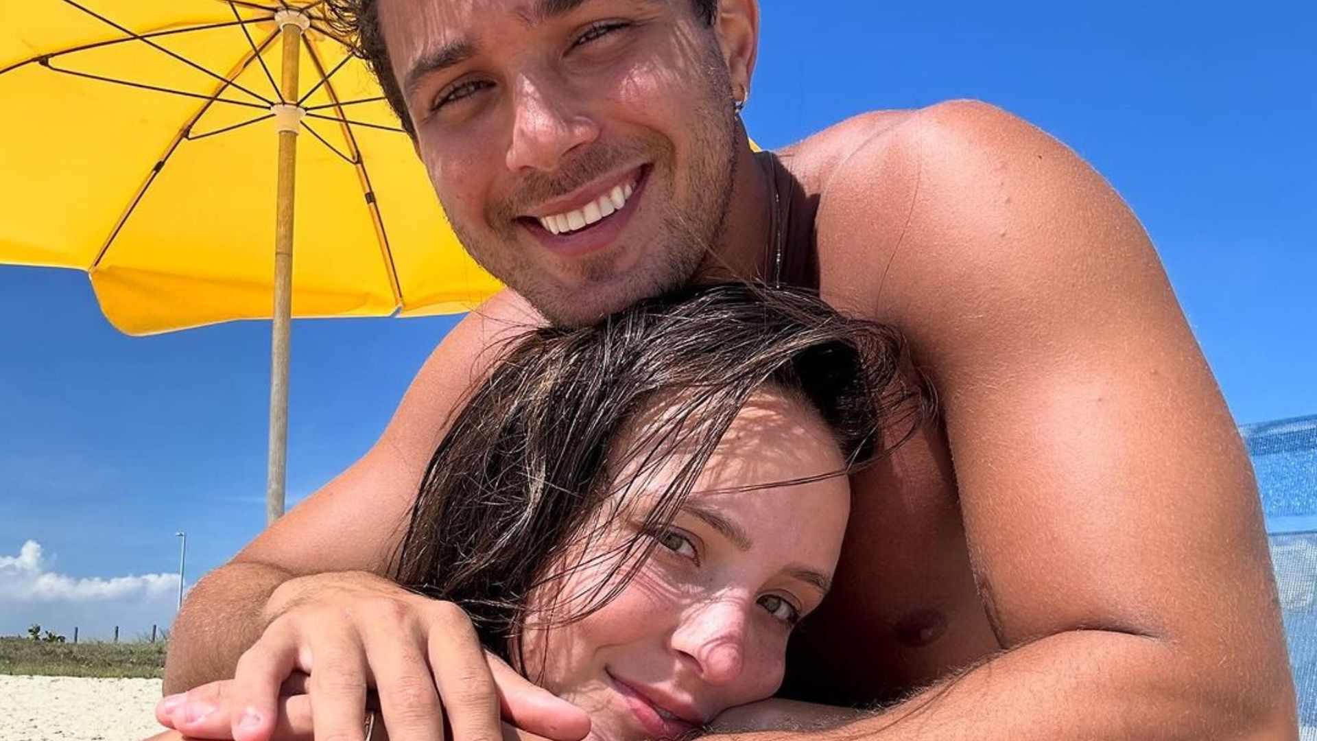 Larissa Manoela abre álbum de fotos na praia com o marido: “Paraíso”