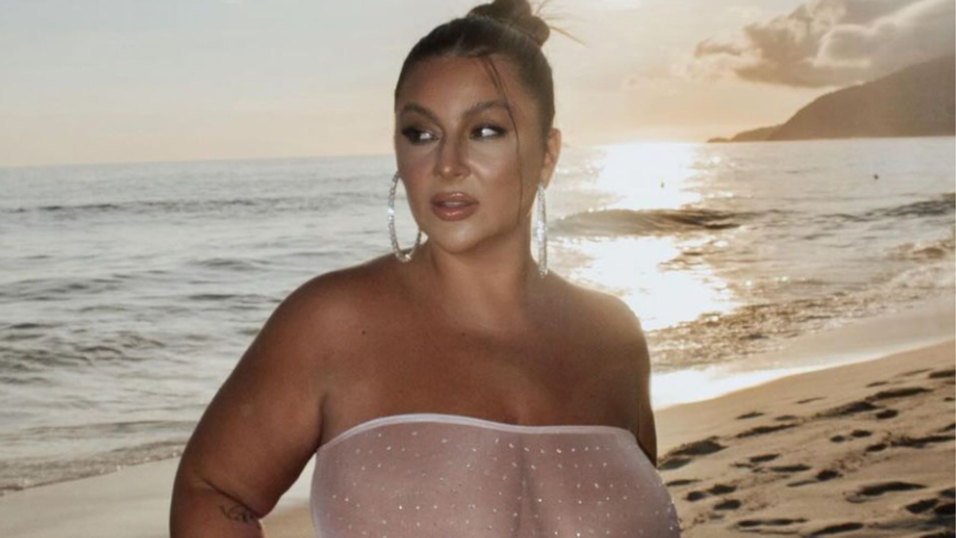 Assistente do ‘Domingão’, Lettícia Muniz recebe 2024 com look transparente