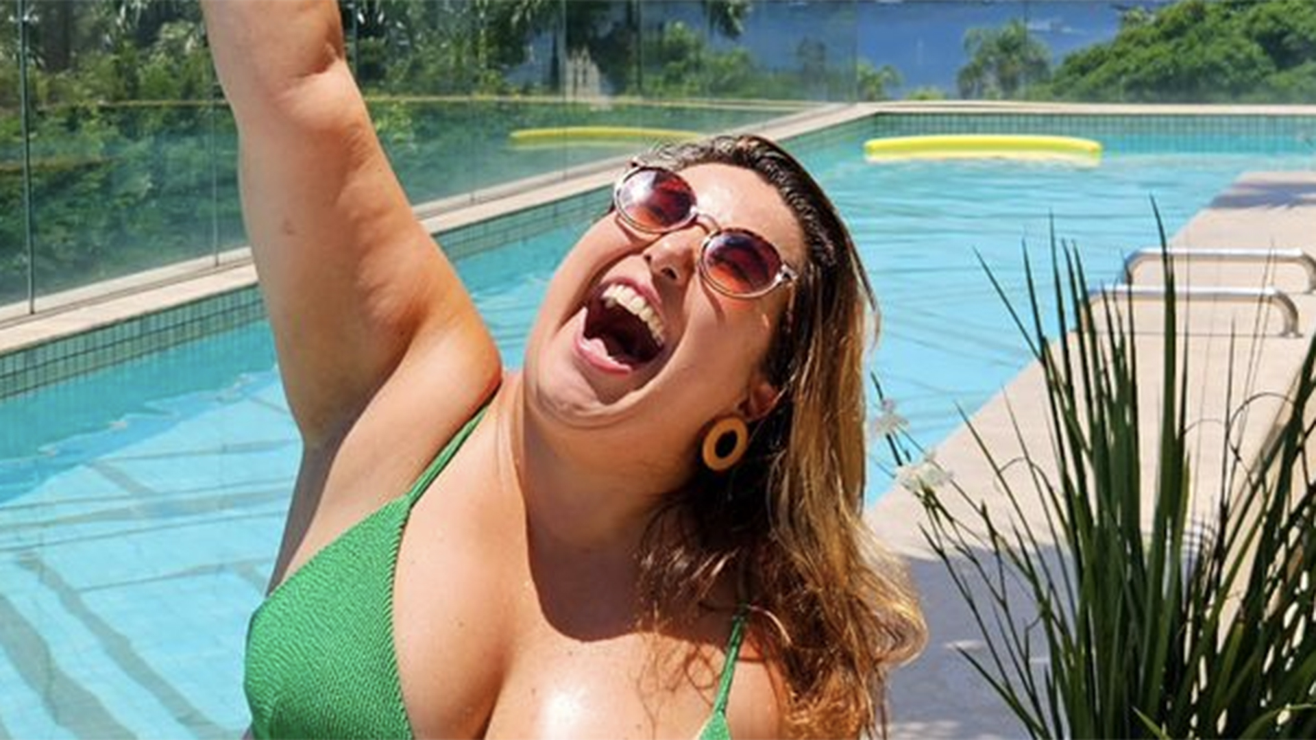 Mariana Xavier esbanja beleza em clique à beira da piscina: “Obra prima”