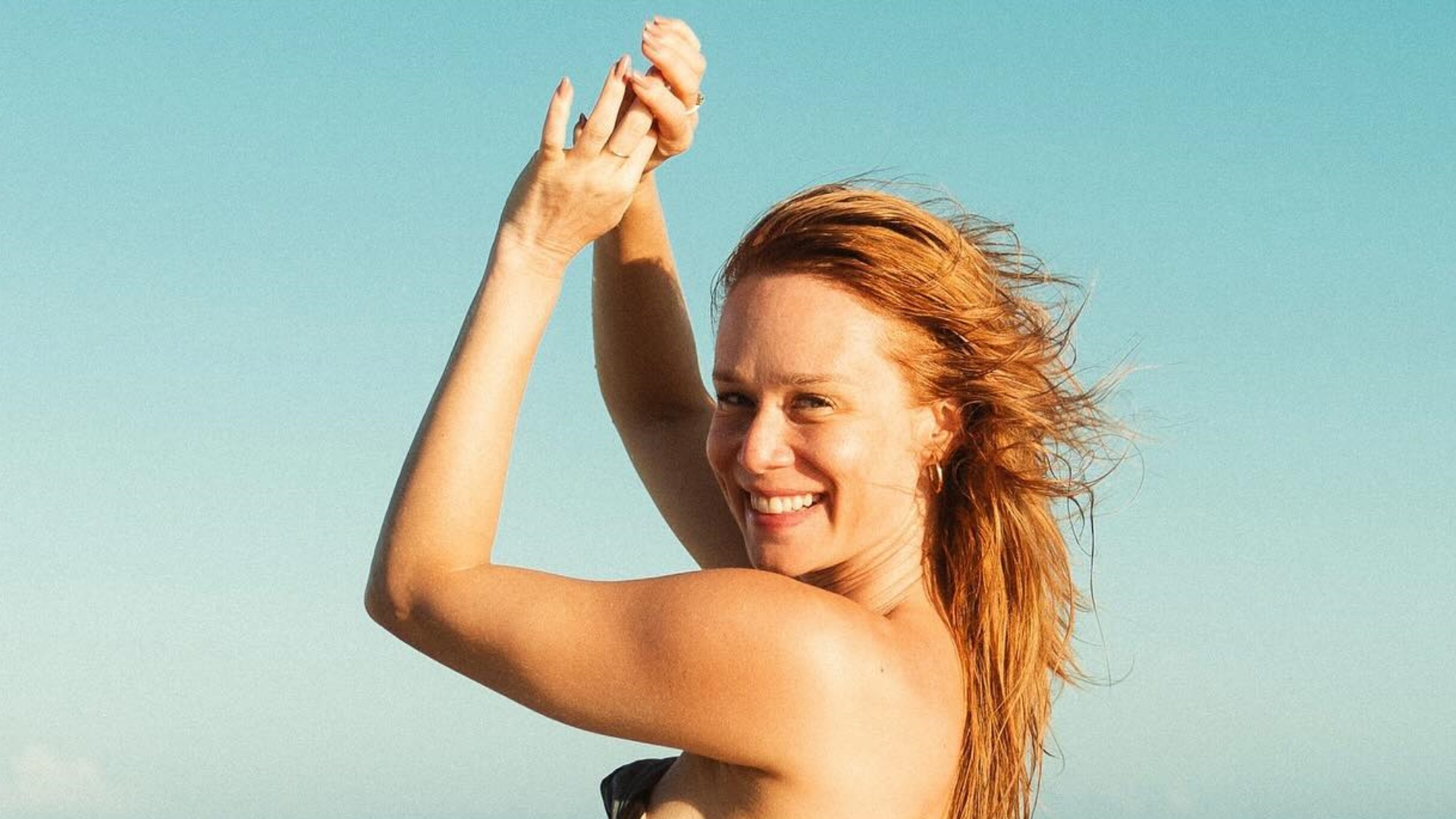 Na praia, Mariana Ximenes chama atenção ao apostar em look ousado