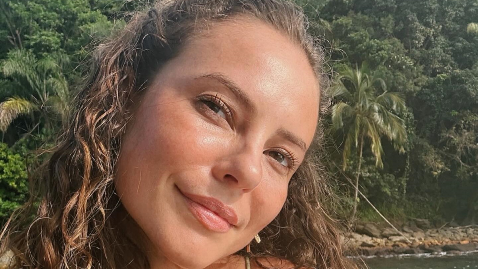 Paolla Oliveira ostenta corpaço durante passeio de barco: “Perfeita”