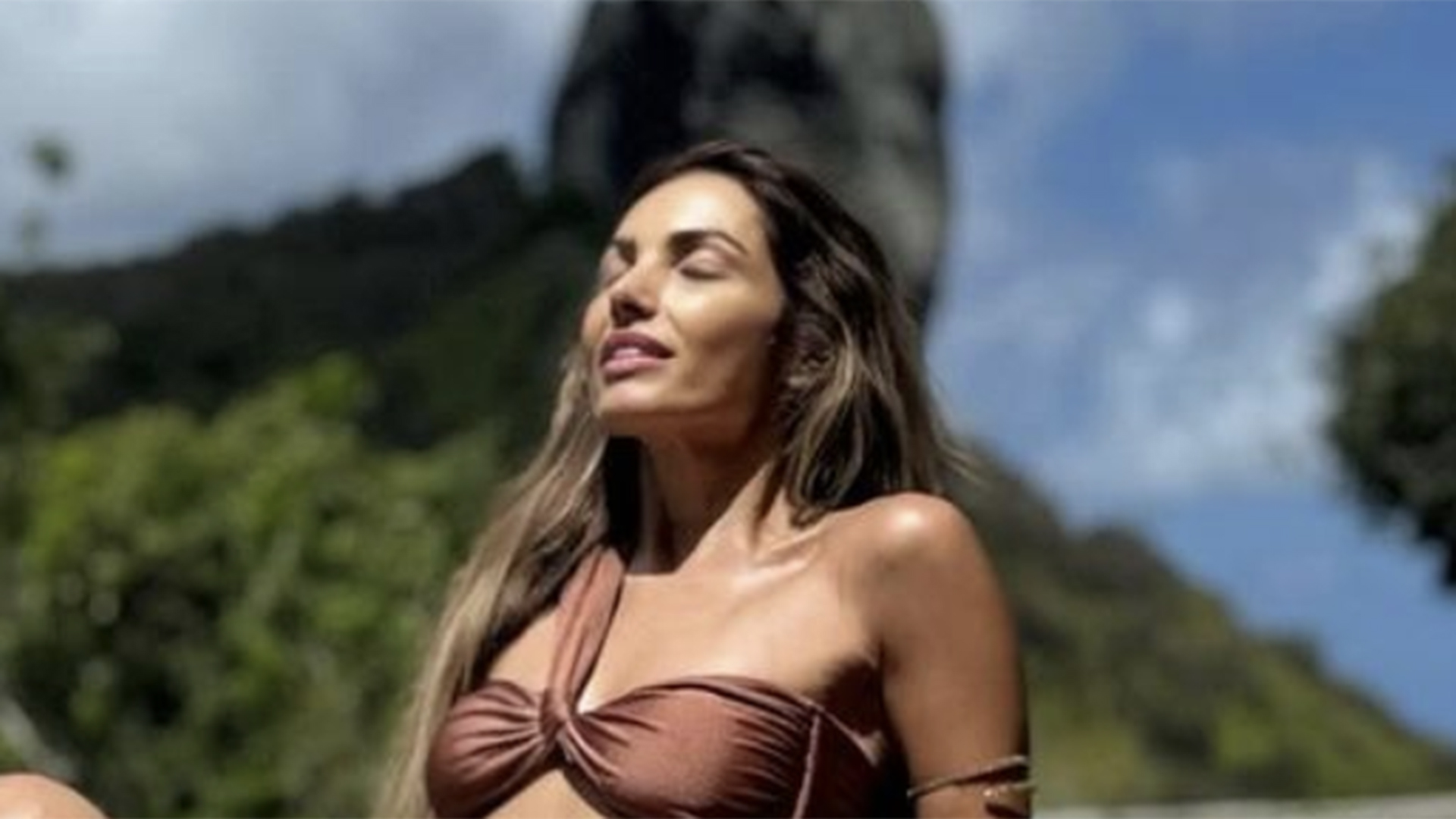 Magérrima, Patricia Poeta capricha nas poses ao usar look mínimo