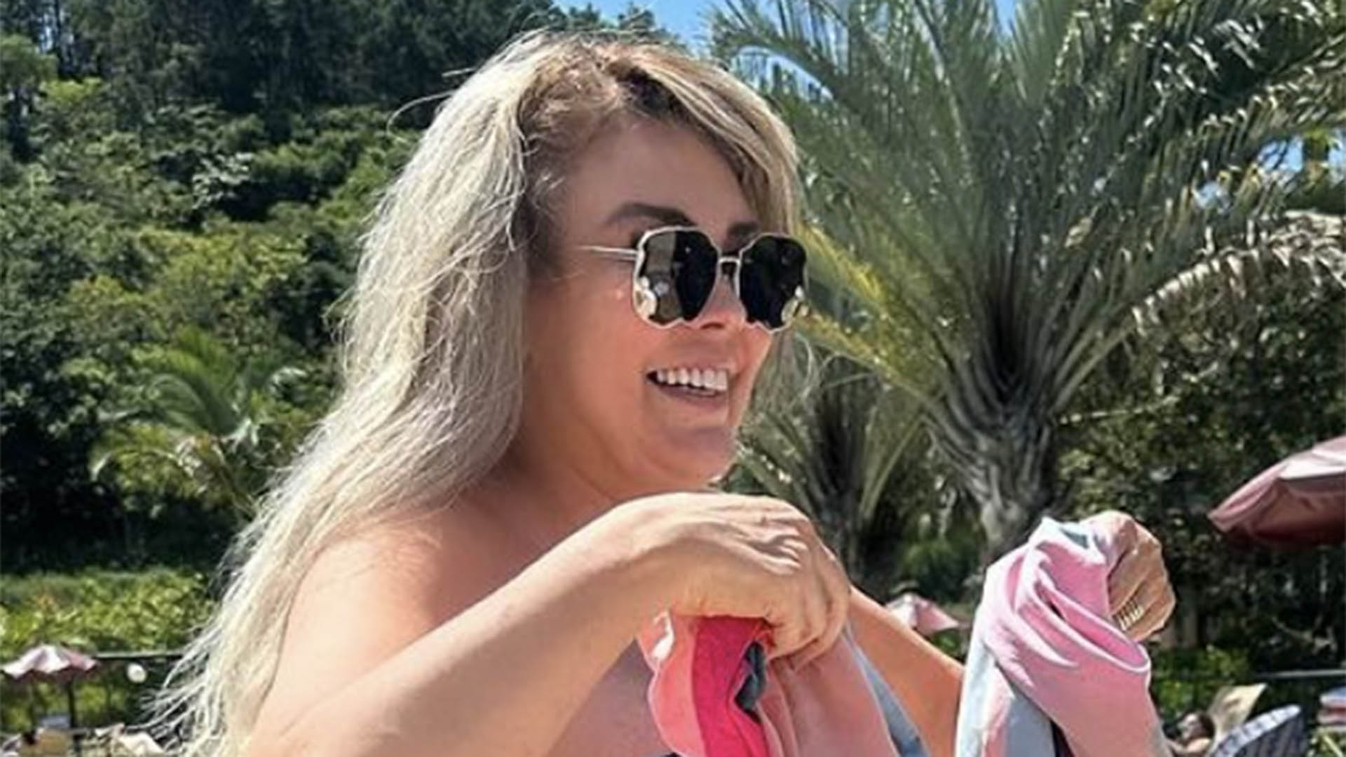 Simony exibe sua beleza impecável em dia na piscina
