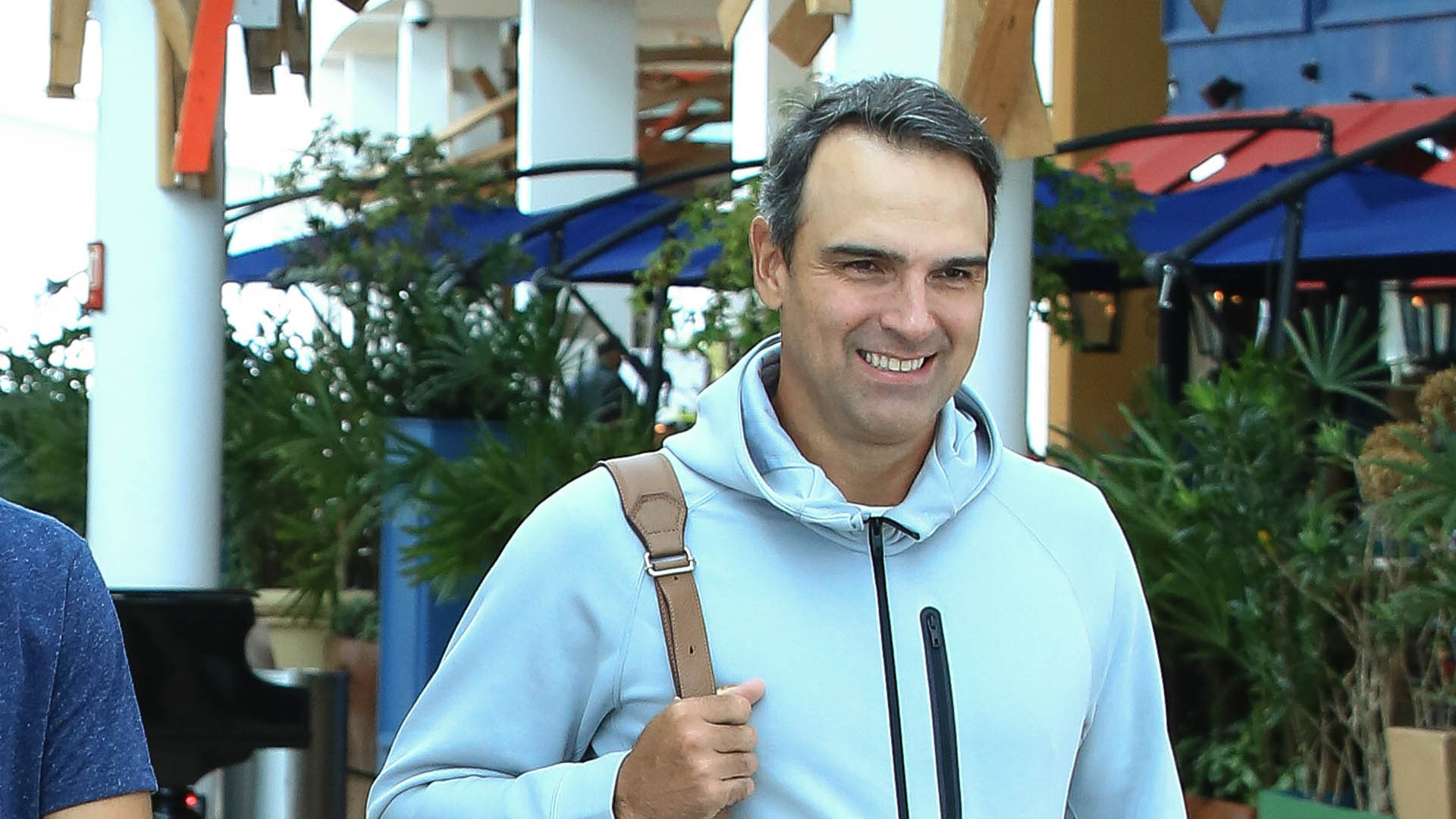 Tadeu Schmidt é flagrado em reunião com diretores do BBB 24