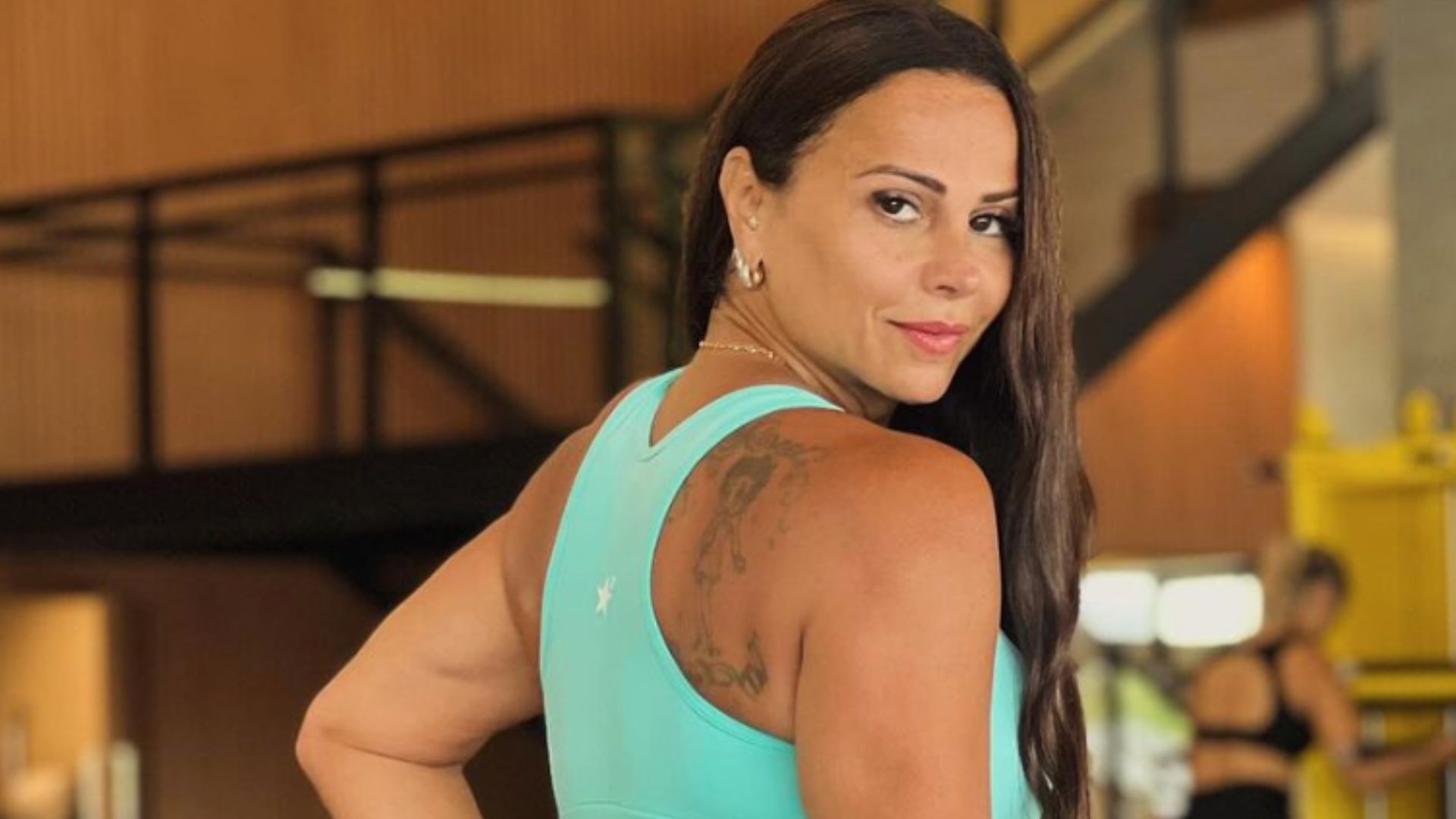 Sem roupa íntima, Viviane Araújo dá ‘empinadinha’ na academia: “Para poucas”