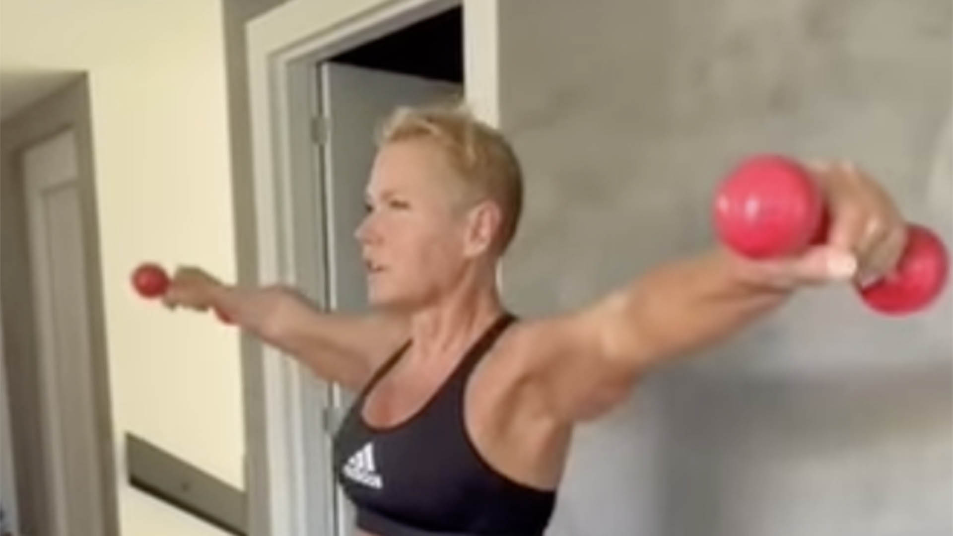Xuxa exibe a barriga sarada ao mostrar seu treino do dia
