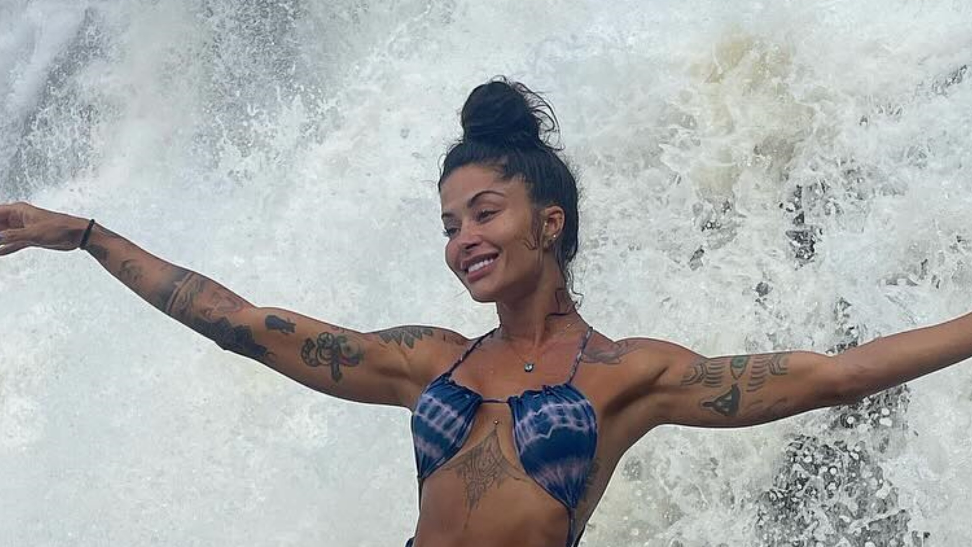 Aline Campos impressiona ao exibir corpaço em cliques na cachoeira