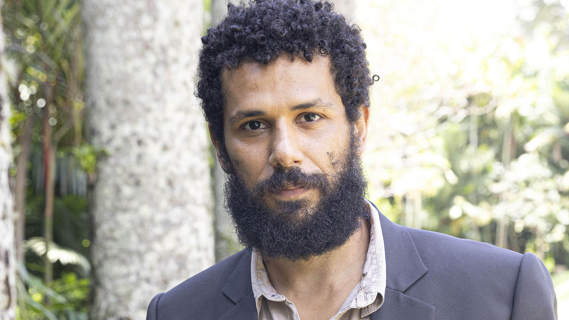 Adeus, Ramiro! Amaury Lorenzo surge com novo visual após fim da novela