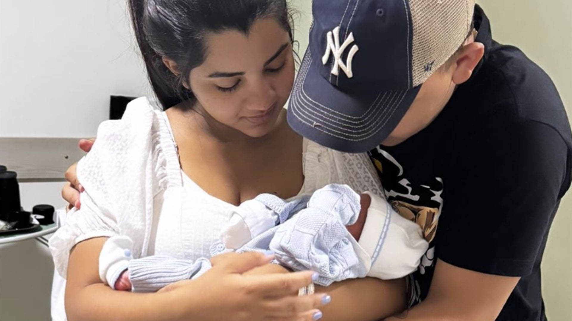 João Gomes celebra a saída da namorada e do filho da maternidade
