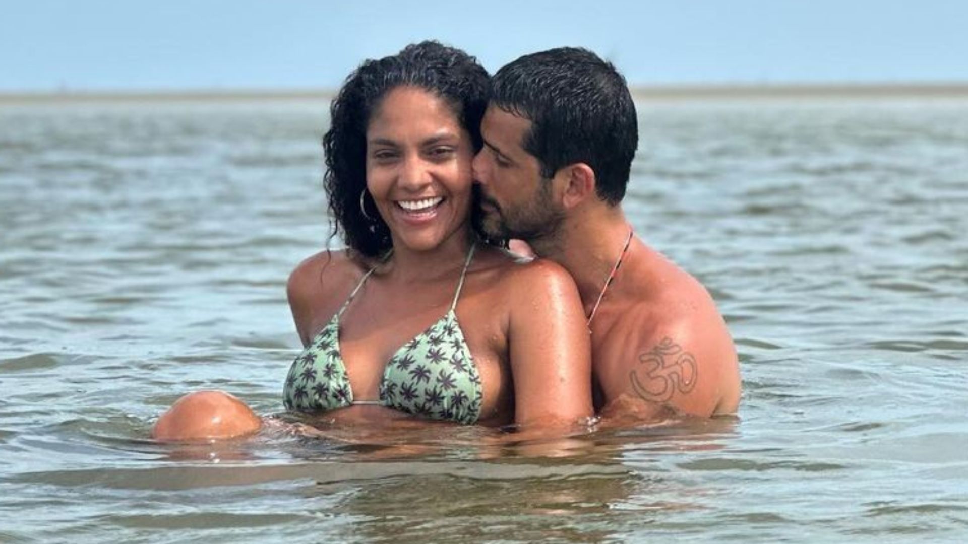 De férias, Barbara Reis surge em cliques românticos com o marido: ‘Meu’