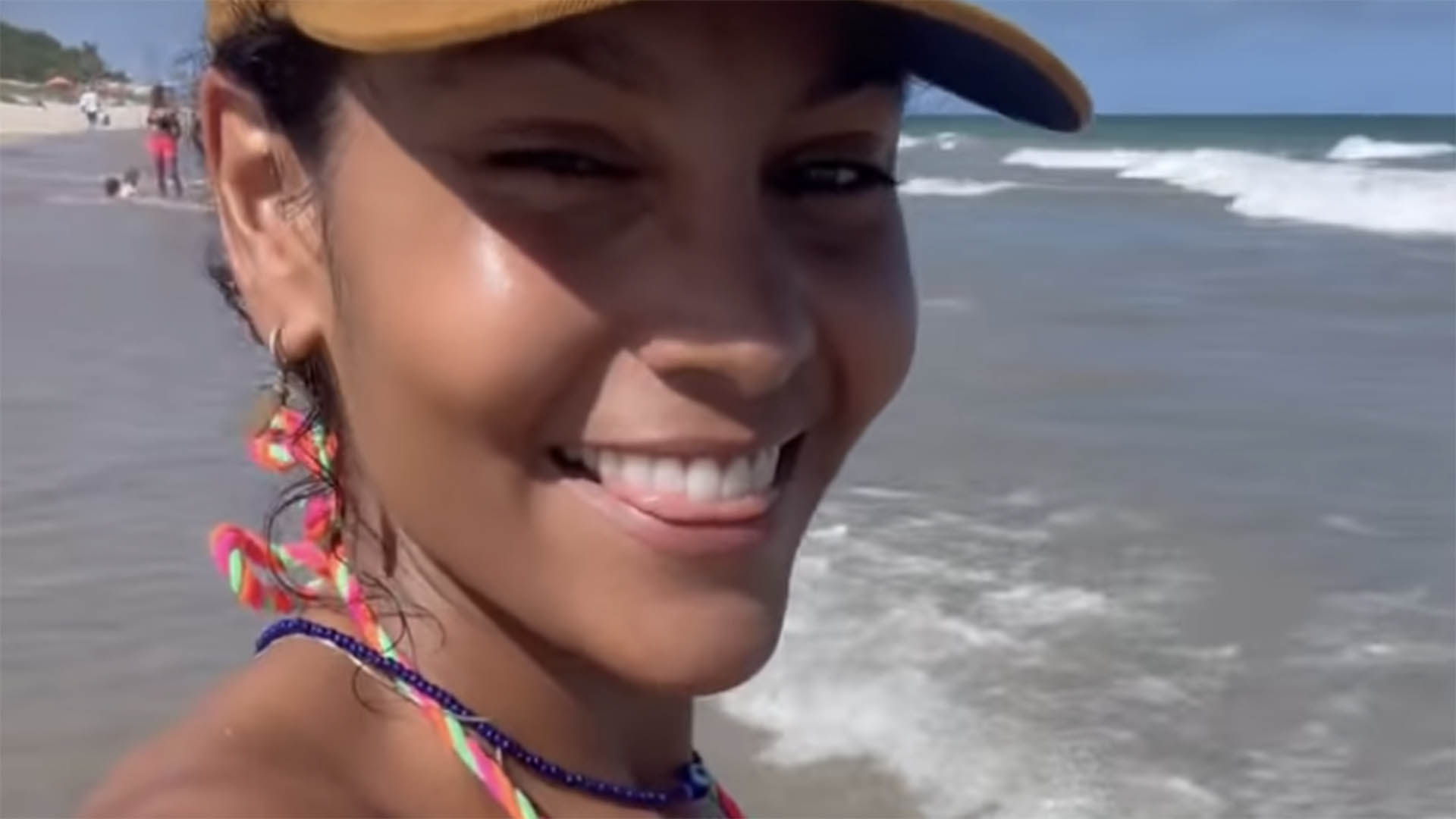 De férias da TV, Barbara Reis exibe corpão em dia na praia