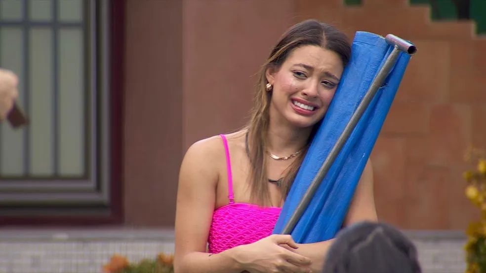 BBB 24: Beatriz chora ao receber lembrança de casa; veja vídeo