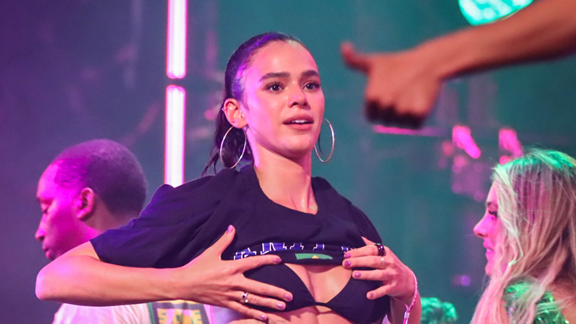 Barriga seca de Bruna Marquezine rouba a cena em show de Anitta