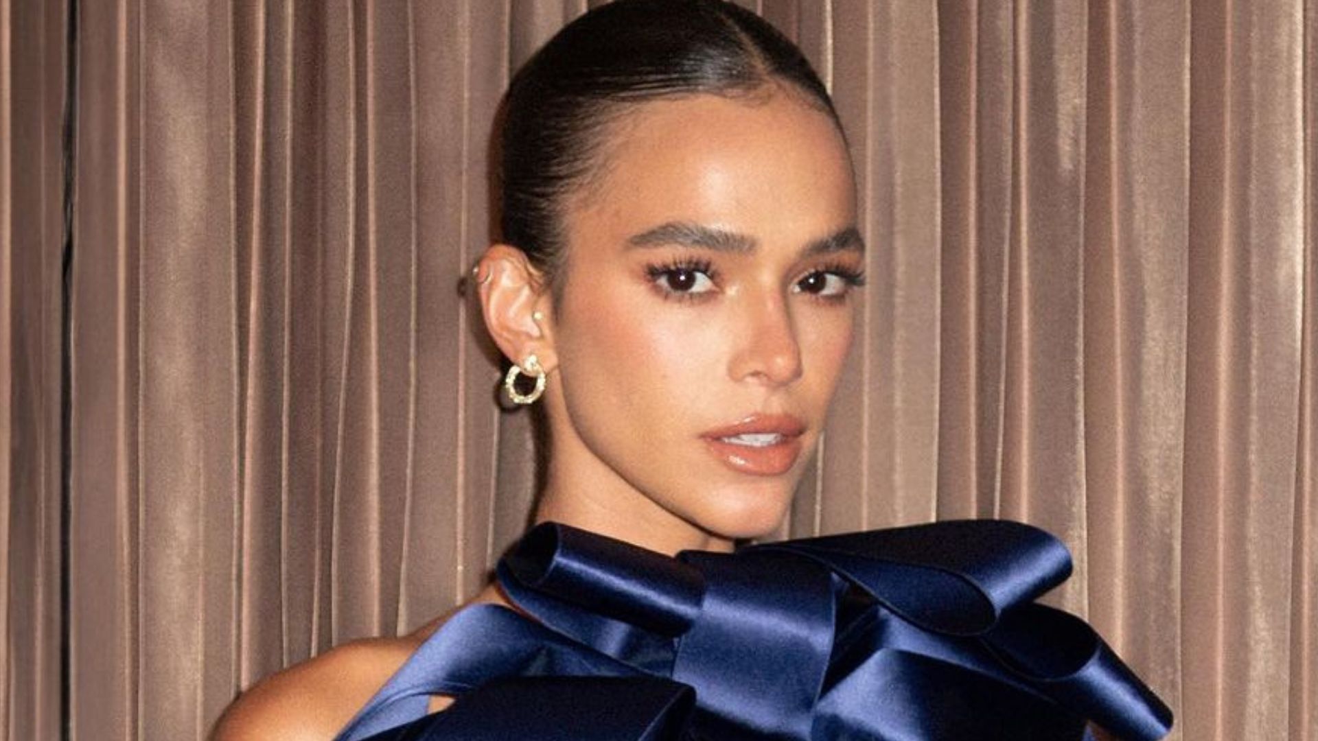 Bruna Marquezine surge com passaporte italiano e anuncia dupla cidadania