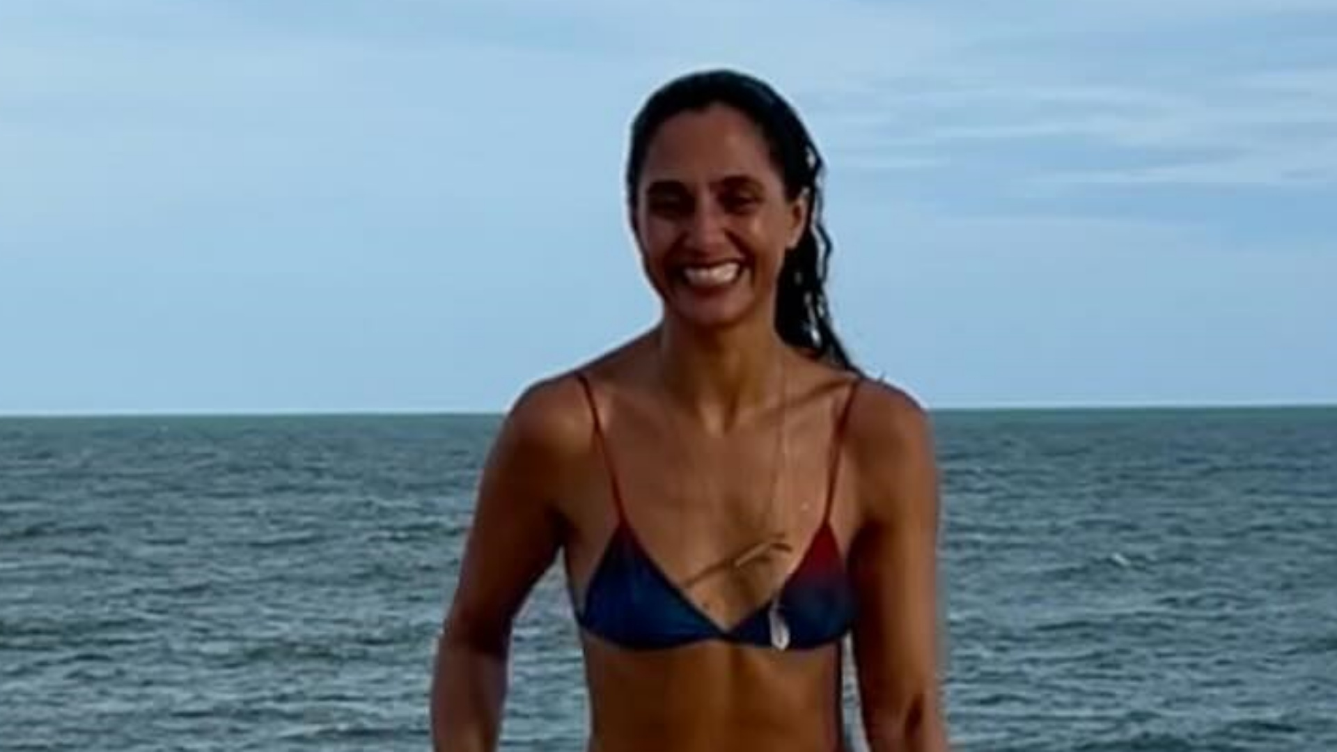 Camila Pitanga ostenta corpo escultural em dia de praia: “Deusa”