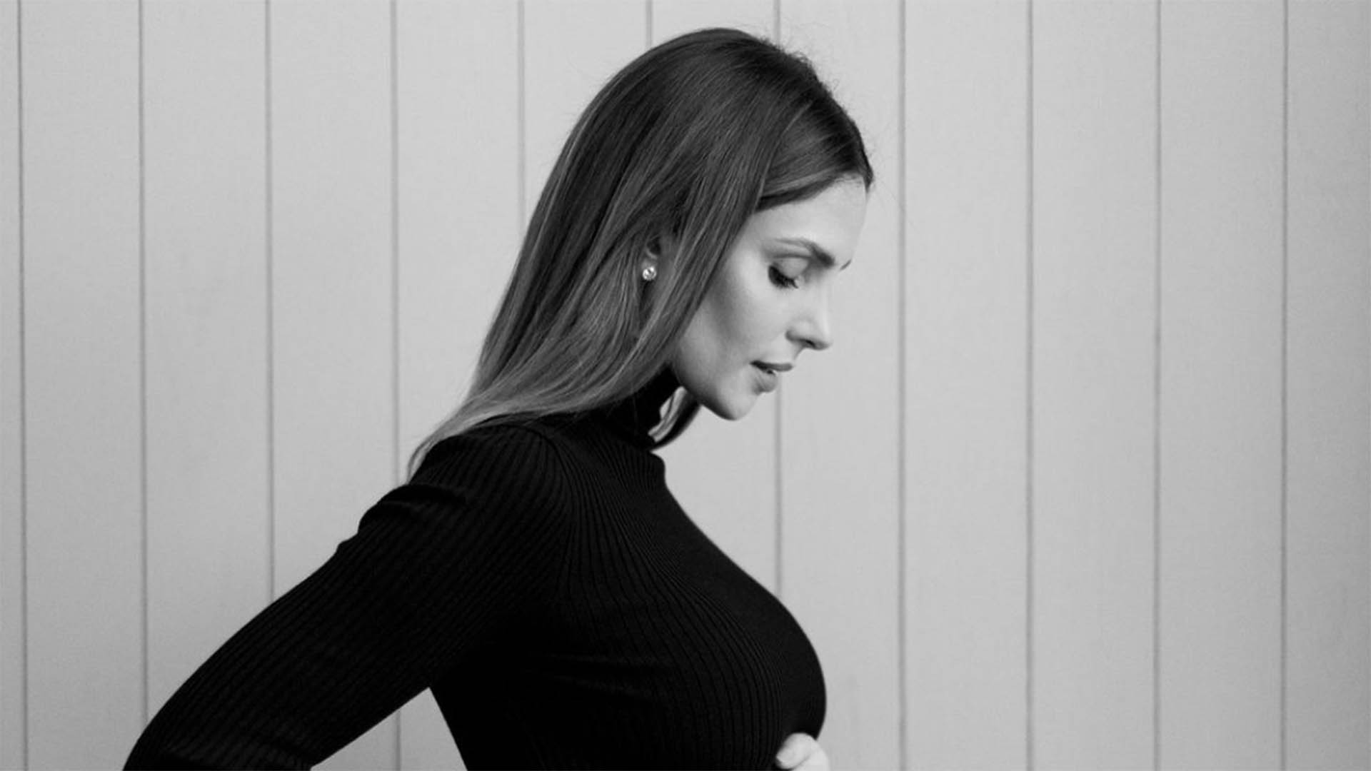 Grávida pela terceira vez, Carol Celico exibe a barriga em crescimento