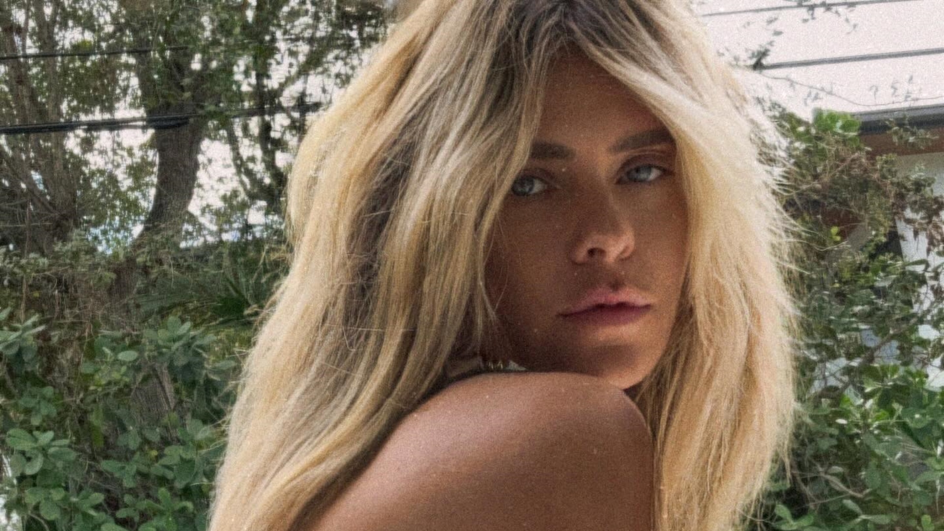 Carolina Dieckmann exibe corpaço com vestido recortado: “A mais linda”