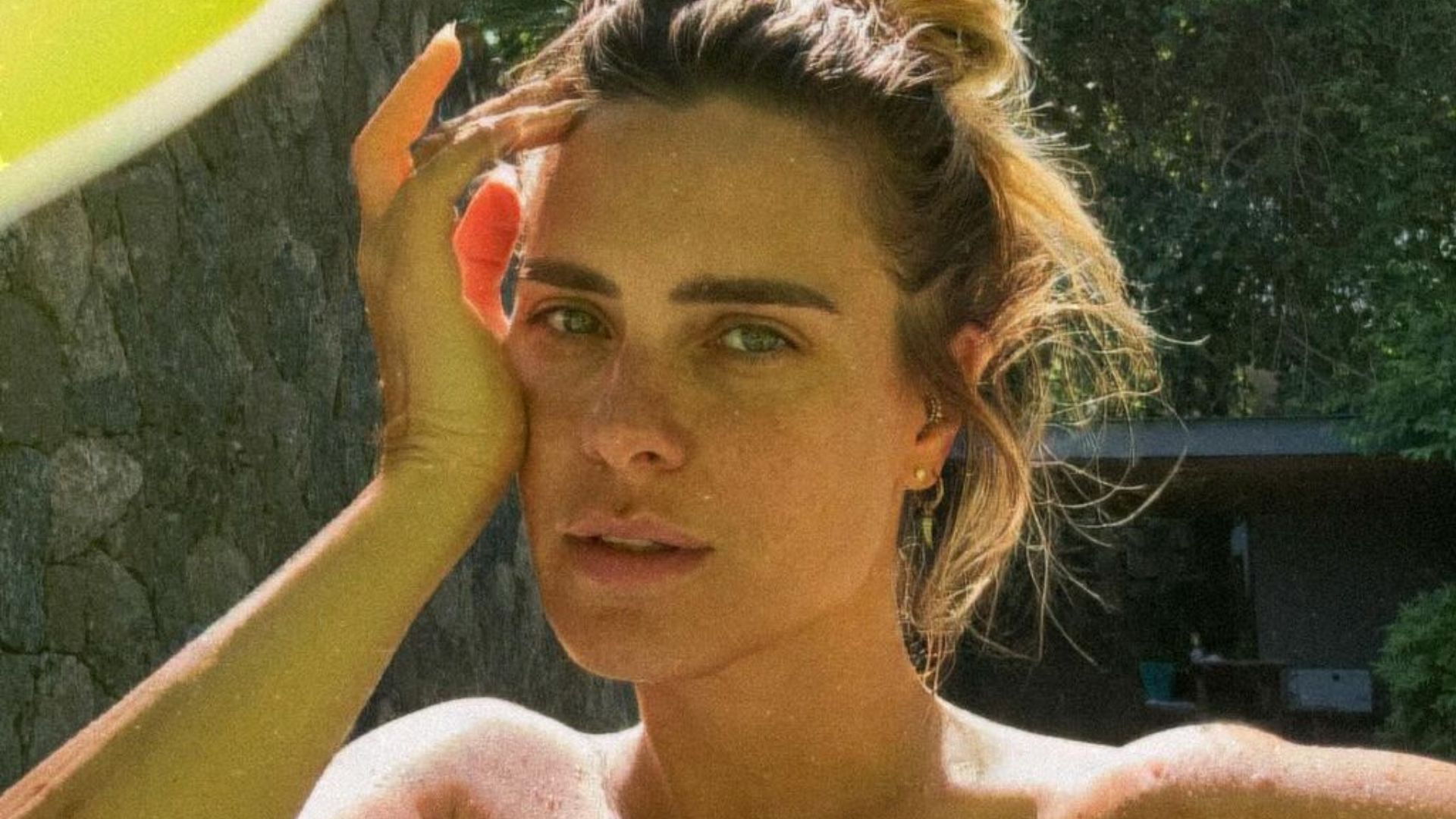 Carolina Dieckmann eleva a temperatura com fotos ousadas na piscina: “Delícia”